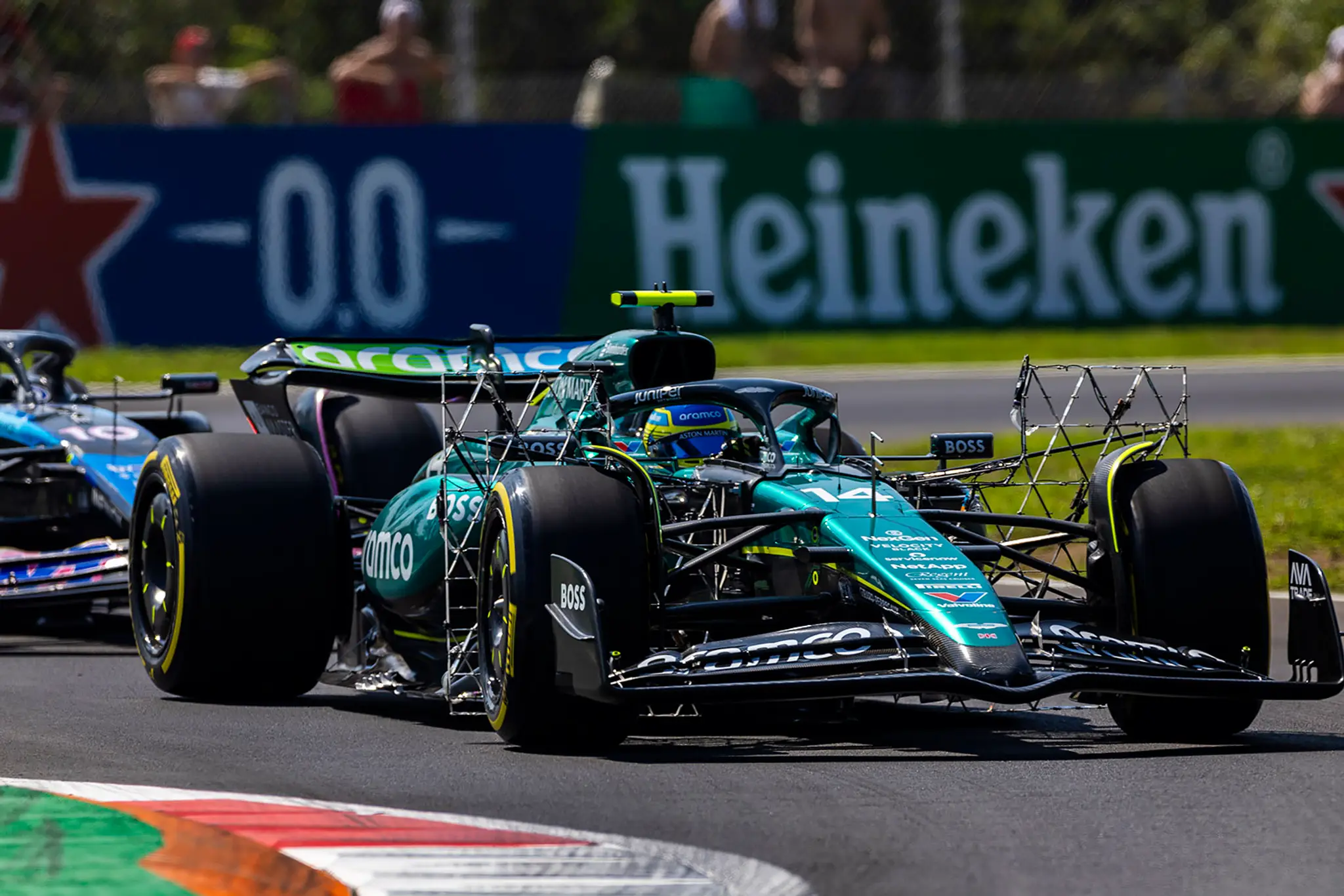 Fernando Alonso z Aston Martinu počas piatkových tréningov.