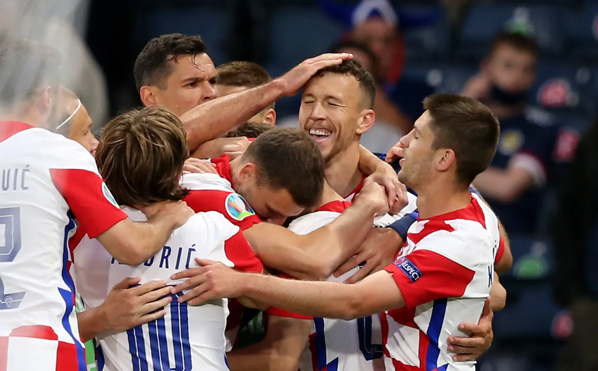Chorváti sa tešia z Perišičovho gólu do siete Škótska.