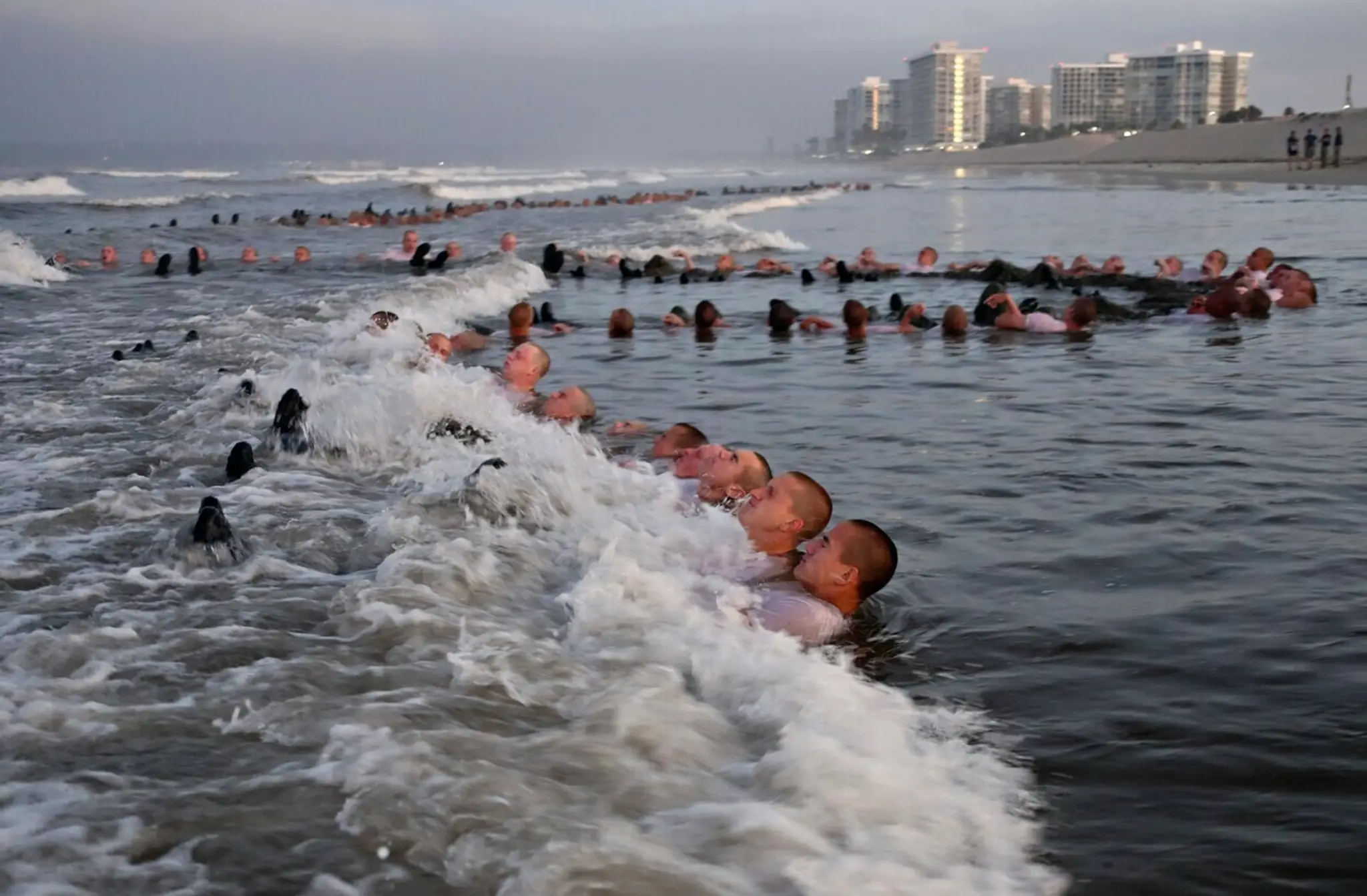 Uchádzači počas prijímacieho testu do NAVY SEAL.