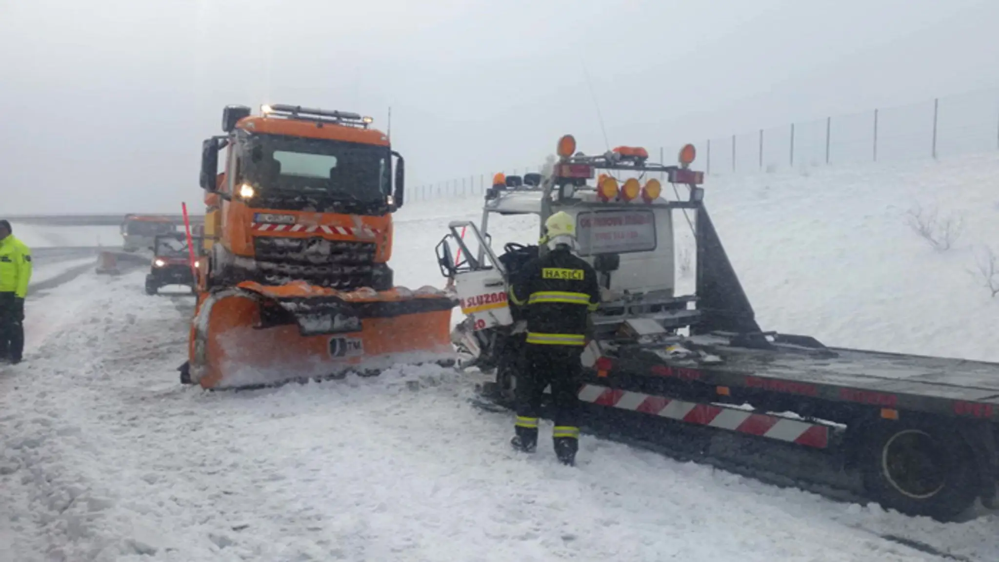 Vodič odťahovej služby sa zrazil so snežným pluhom.