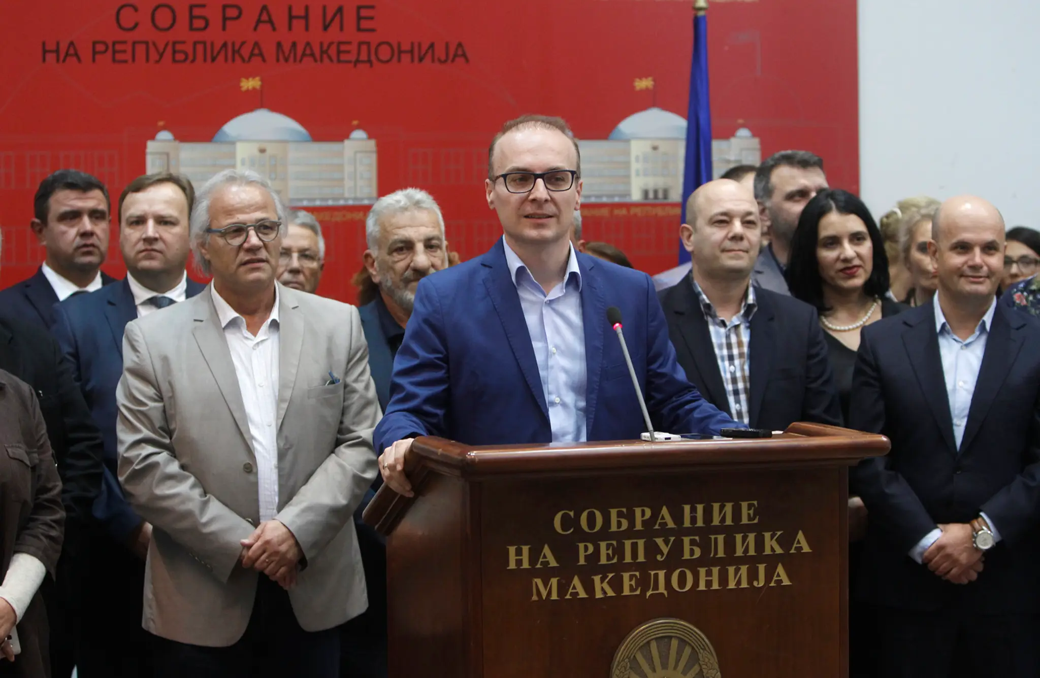 V popredí Antonio Milošoski, člen macedónskej opozičnej strany Vnútorná macedónska revolučná organizácia - Demokratická strana m