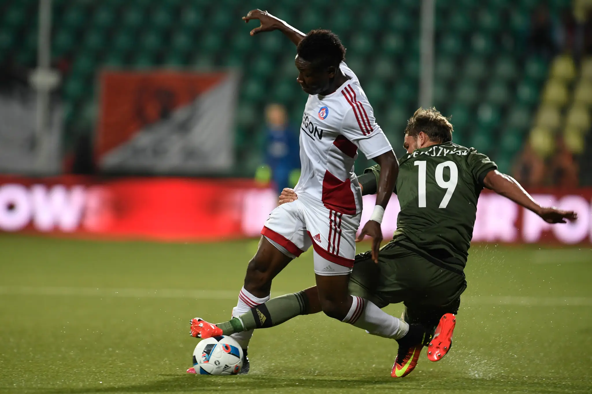 Na snímke vľavo Samuel Kalu (Trenčín) a vpravo Bartosz Bereszyňski (Legia)