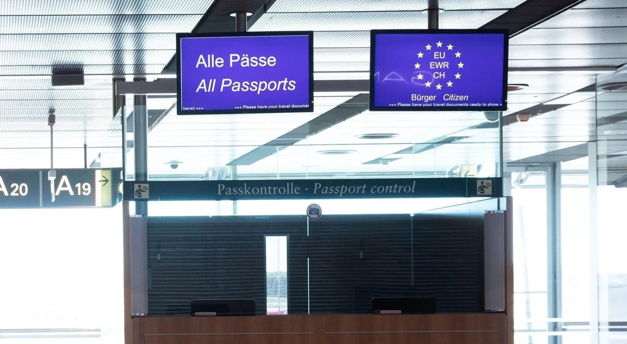 Na archívnej snímke zo 6. mája 2020 uzatvorená pasová kontrola na letisku v Hamburgu.