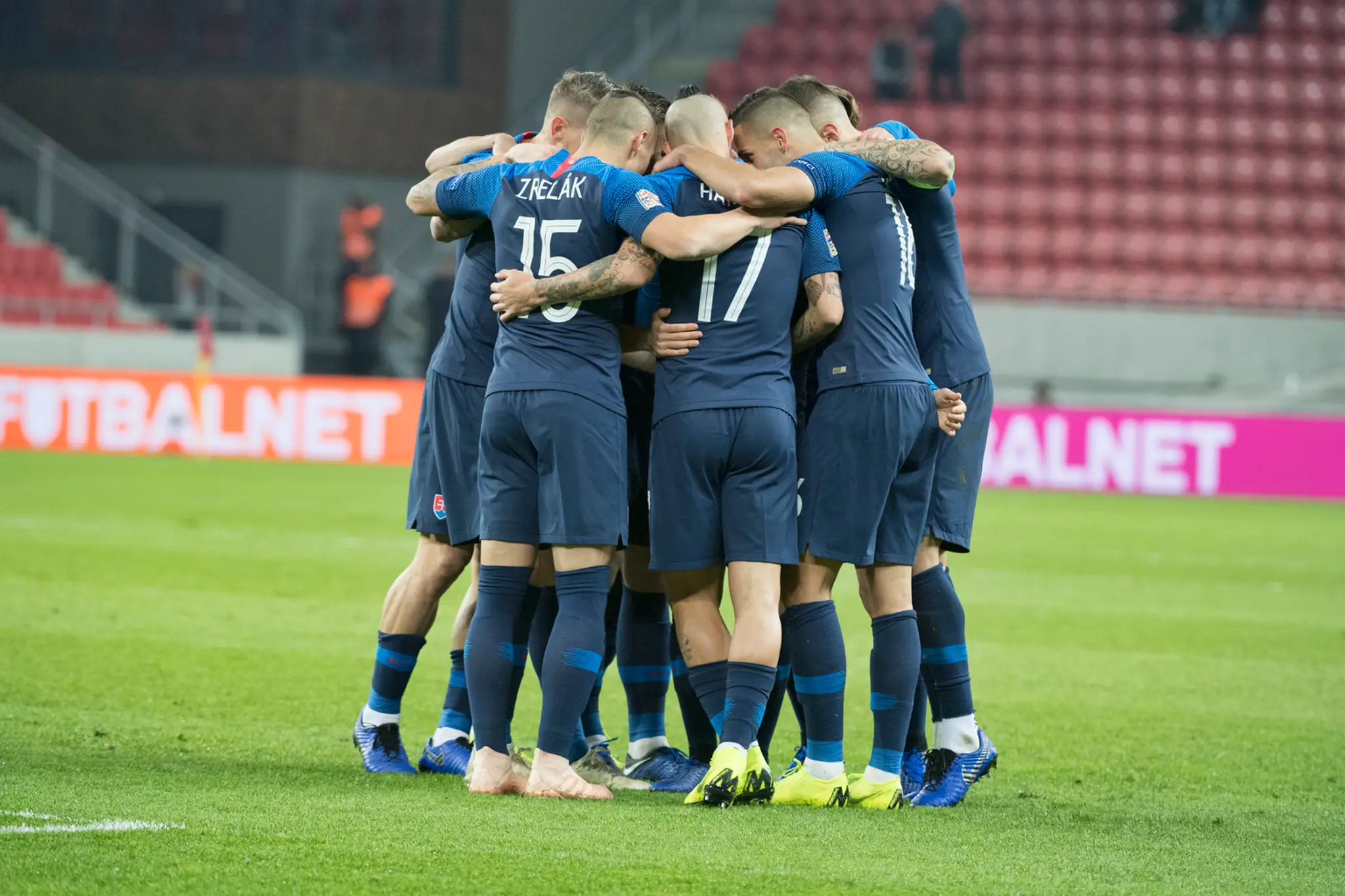 Radosť slovenských reprezentantov po góle v dueli Ligy národov proti Ukrajine.