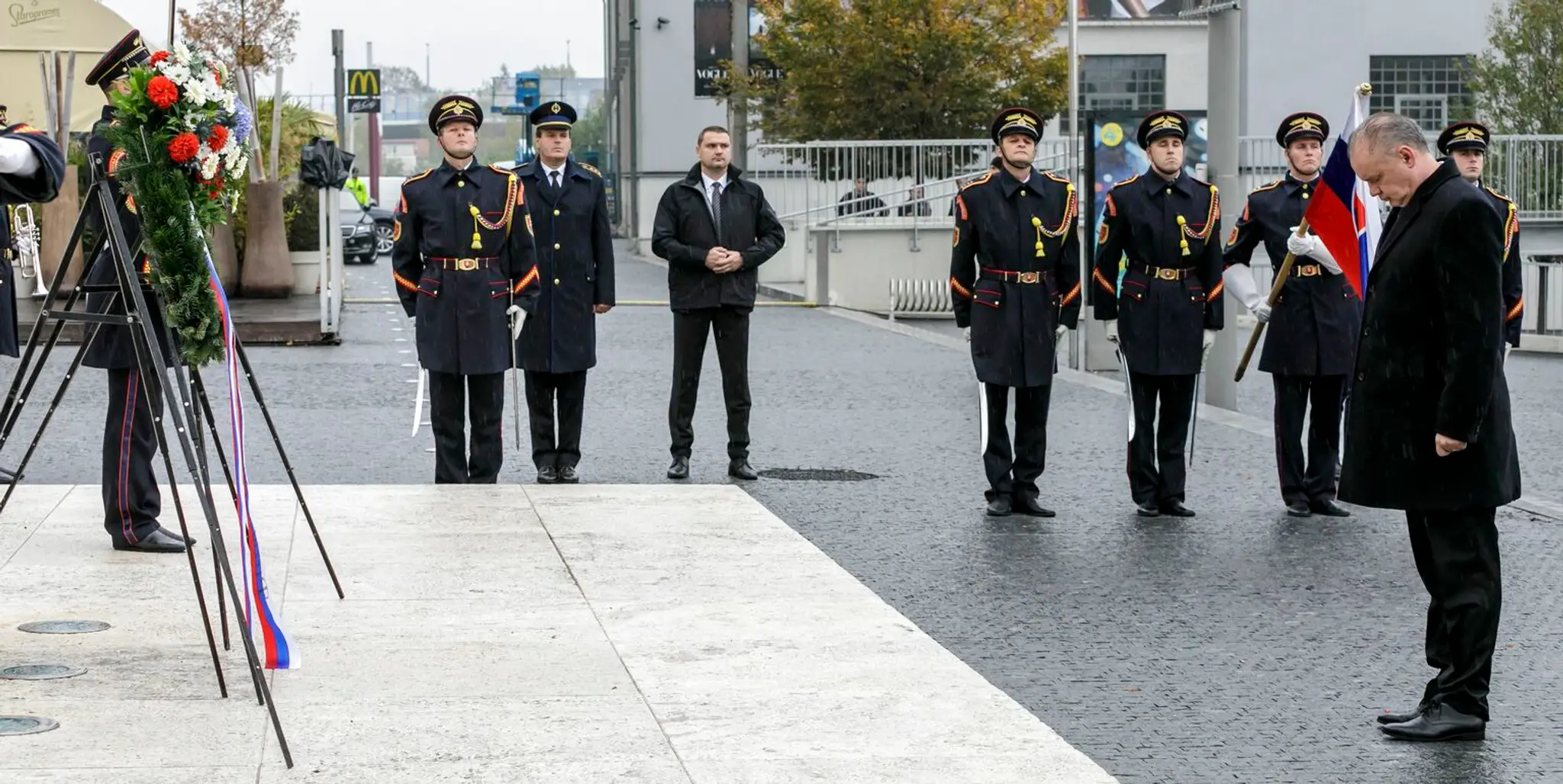 Položenie vencov k soche Štefánika pri príležitosti 100. výročia vzniku Československa