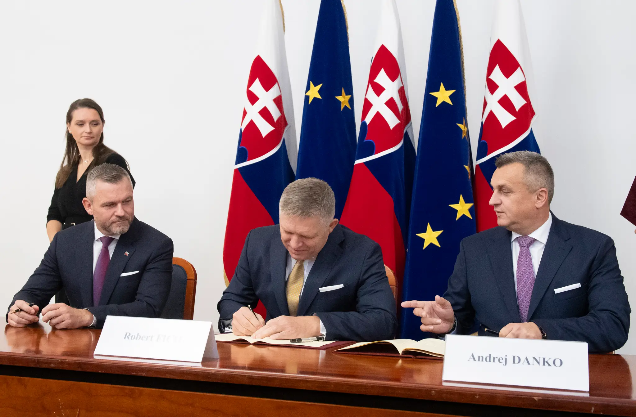 Podpisovanie koaličnej zmluvy.