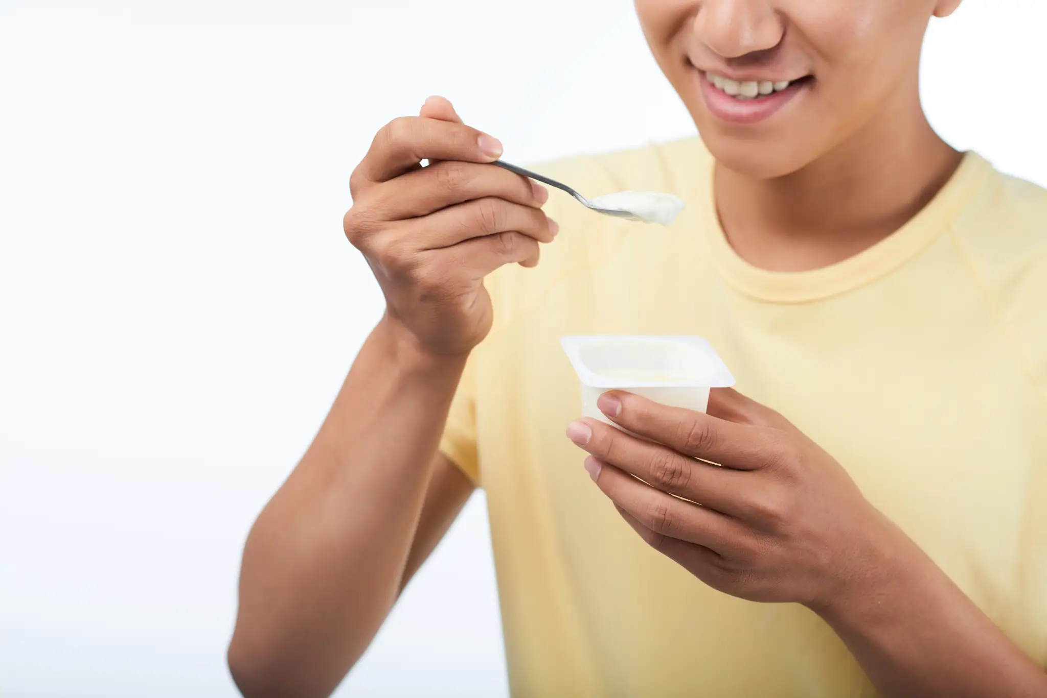 muž konzumuje jogurt 