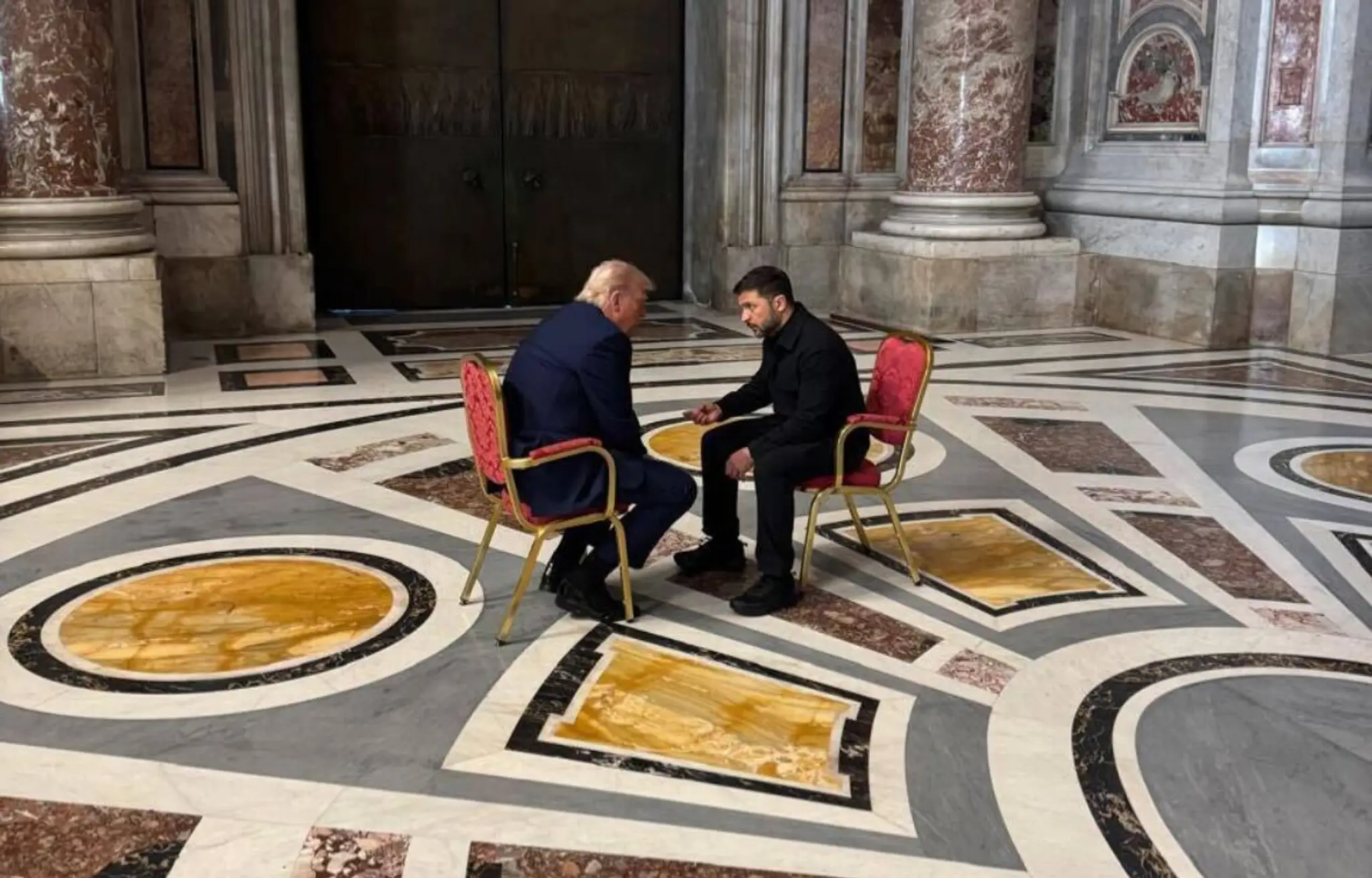 Trump mal priznať Zelenskému, že kvôli Putinovi vyzerá „hlúpo“. Ako prebiehalo stretnutie medzi prezidentmi?