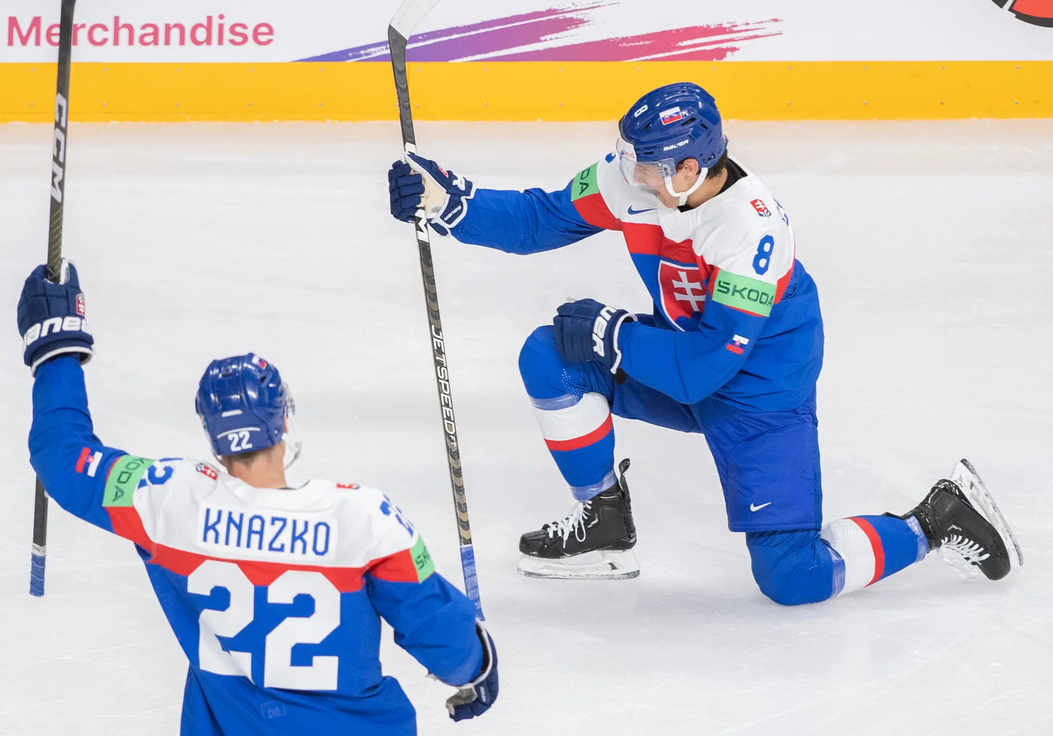 Na snímke slovenskí hokejisti sprava Martin Chromiak a Samuel Kňažko sa tešia po strelení úvodného gólu.