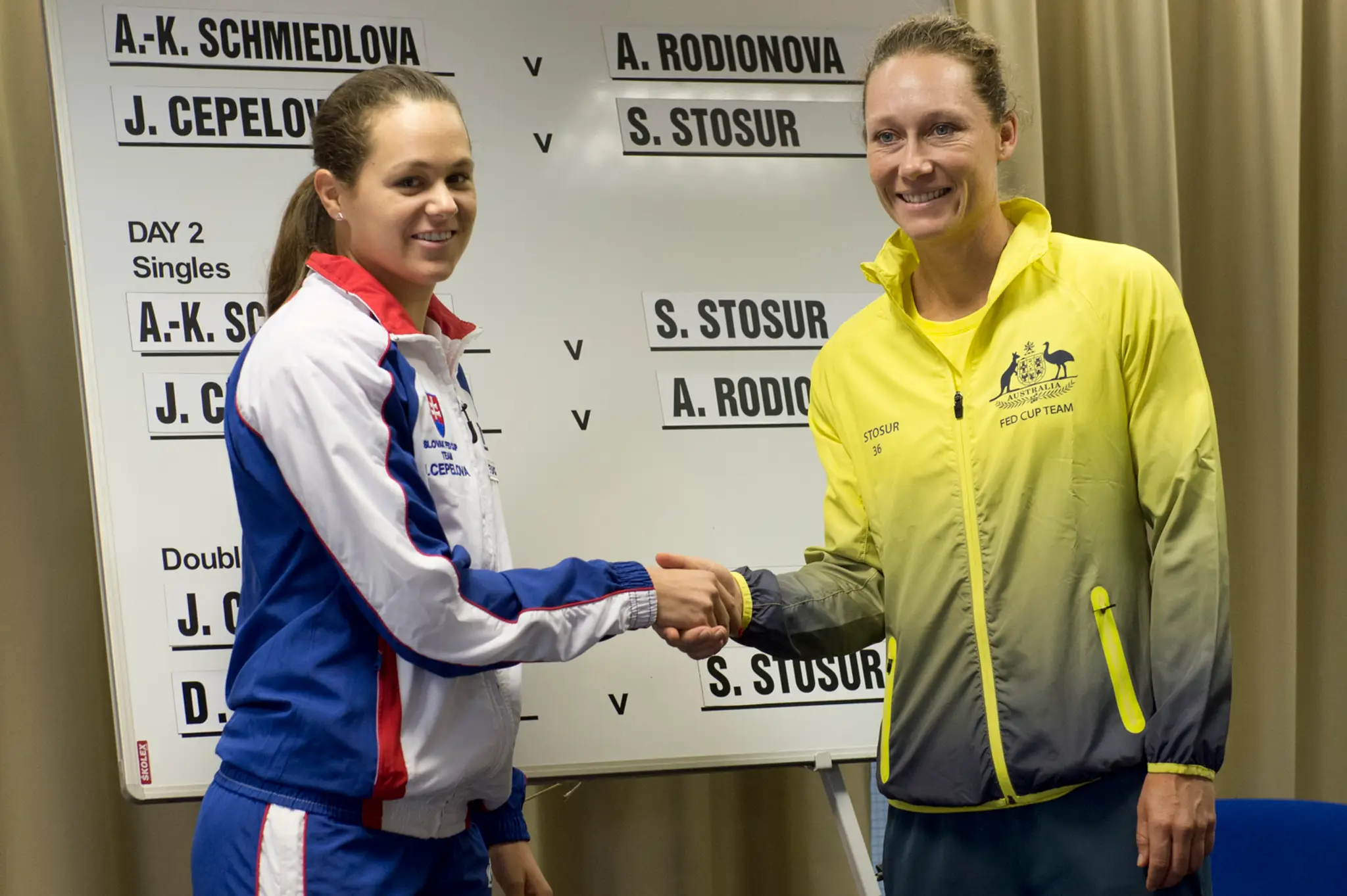 Hráčky druhej dvojhry Slovenka Jana Čepelová (vľavo) a Austrálčanka Samantha Stosurová (vpravo).