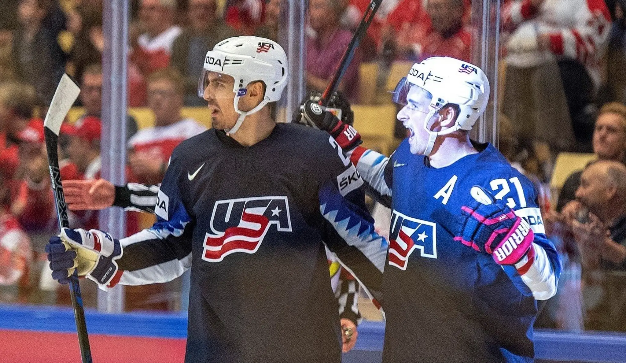 Hokejisti USA sa radujú po góle do suete Kanady.