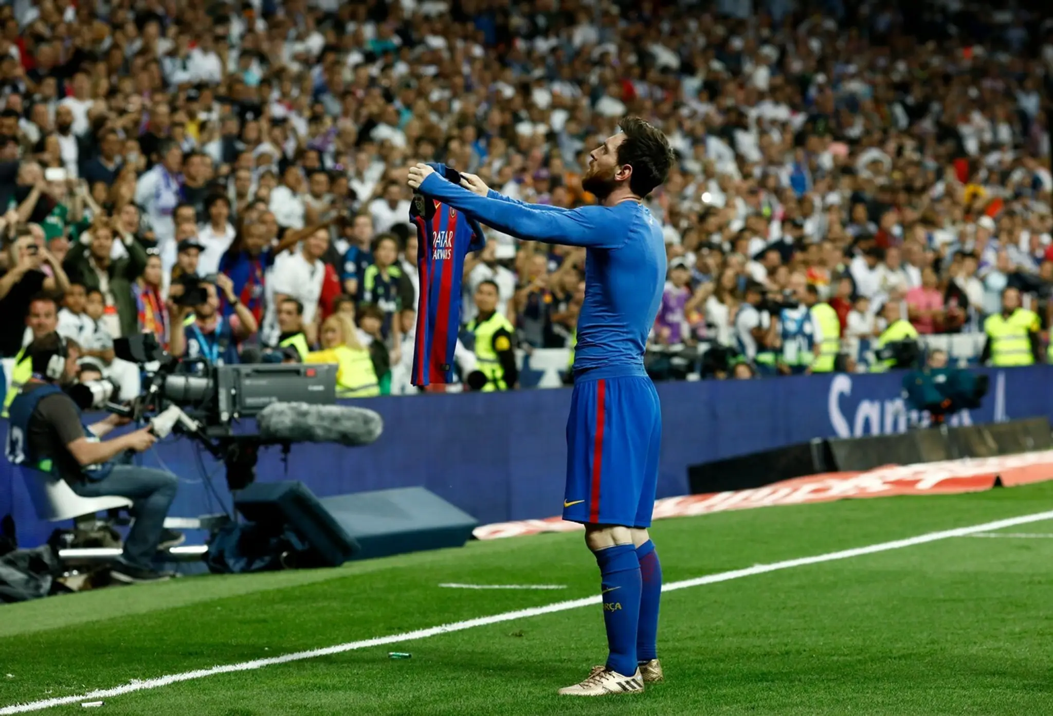 Messi oslavuje svoj 500. gól v drese Barcelony.