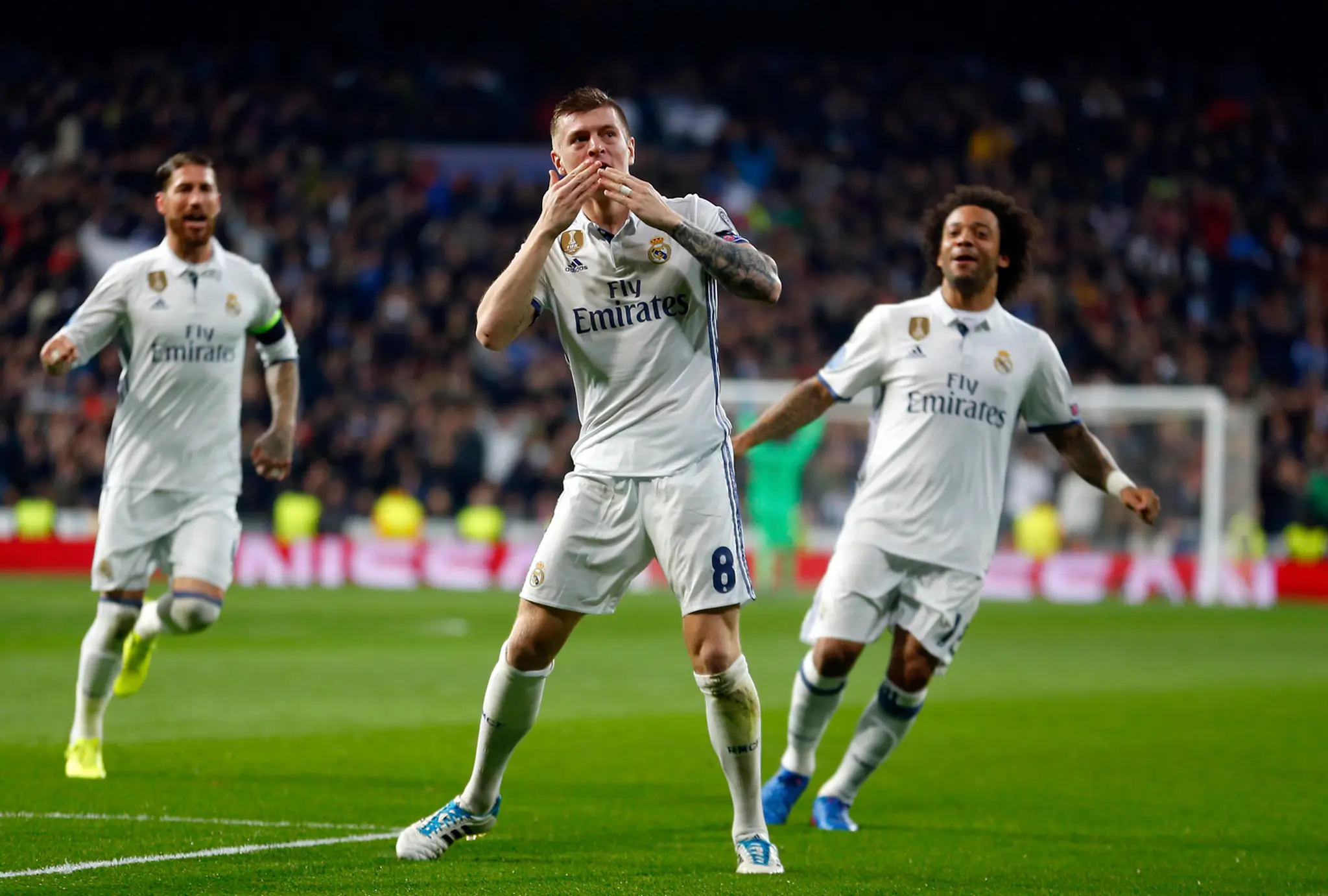 Toni Kroos z Realu jasá po svojom góle v osemfinále LM proti Neapolu, prizerá sa vľavo Sergio Ramos a vpravo Marcelo.