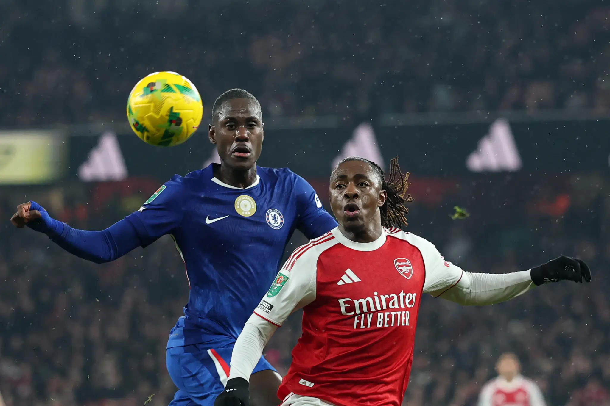 Hráč Arsenalu Eberechi Eze (vpravo) v súboji s Trevohom Chalobahom z  Chelsea