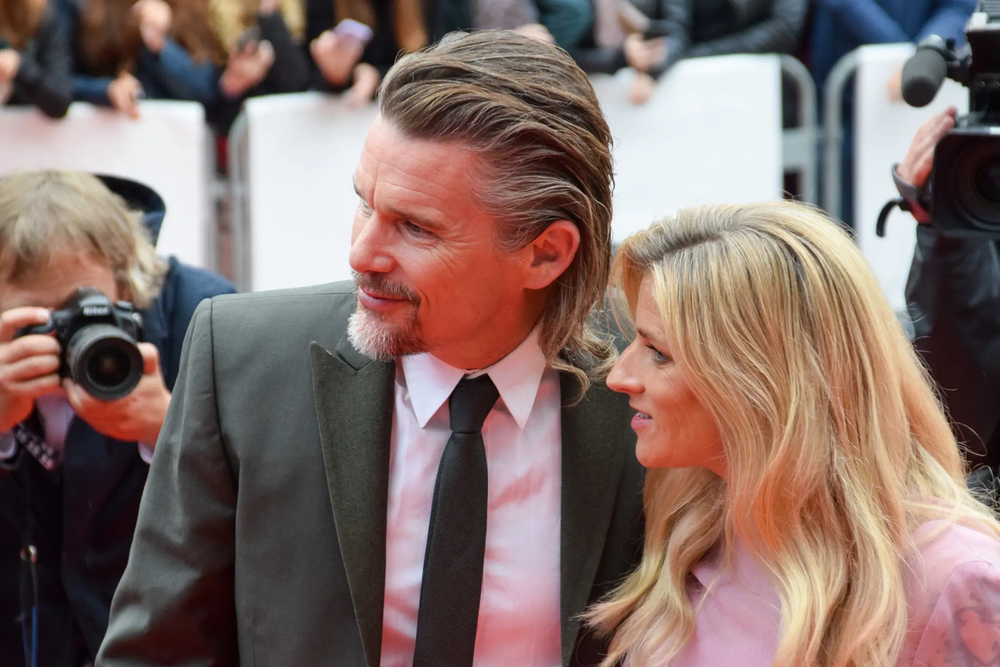 Ethan Hawke s manželkou na záverečnom ceremoniáli 55. ročníka MFF KV