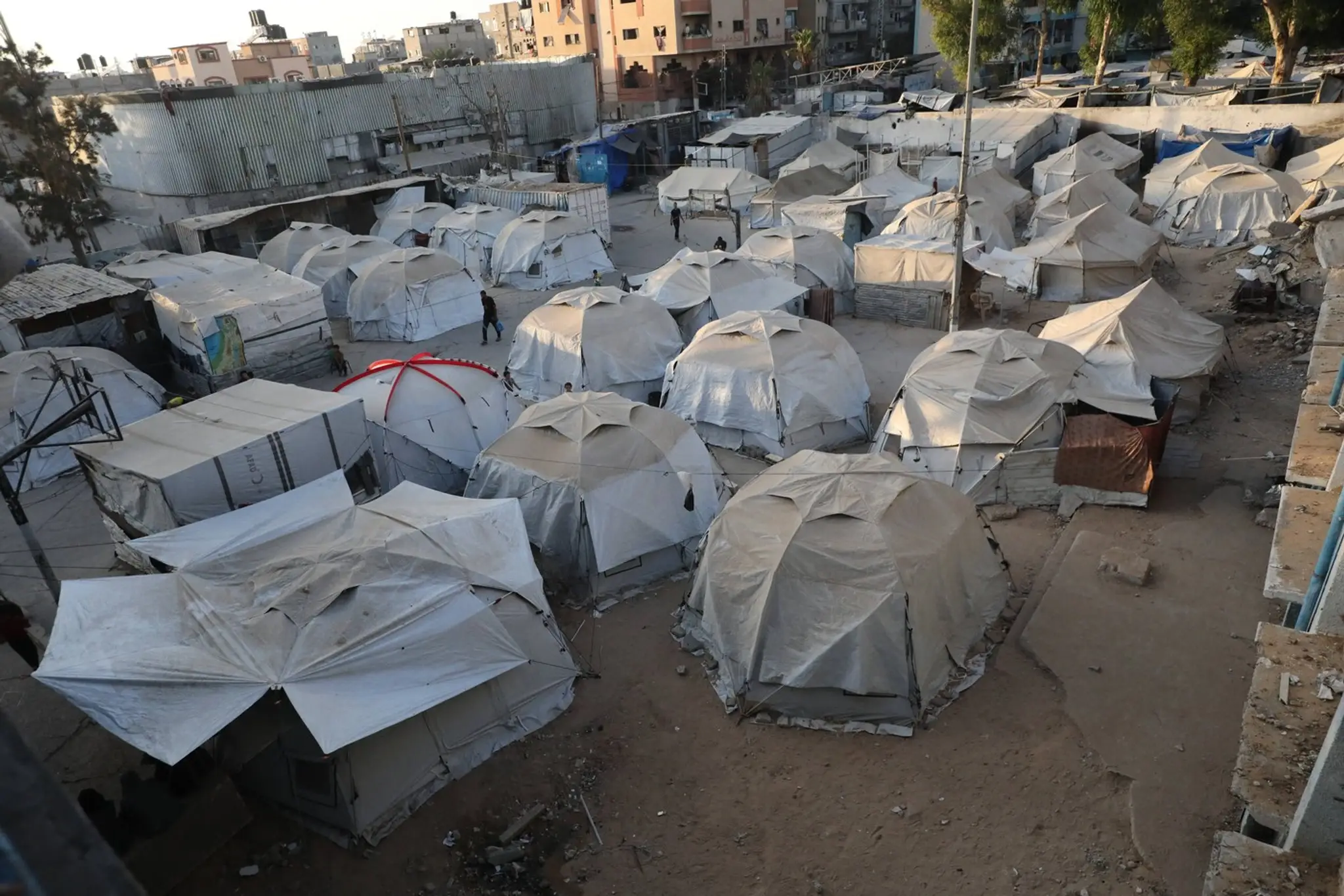 Vysídlené palestínske rodiny ubytované v stanoch v škole UNRWA v centre Gazy.