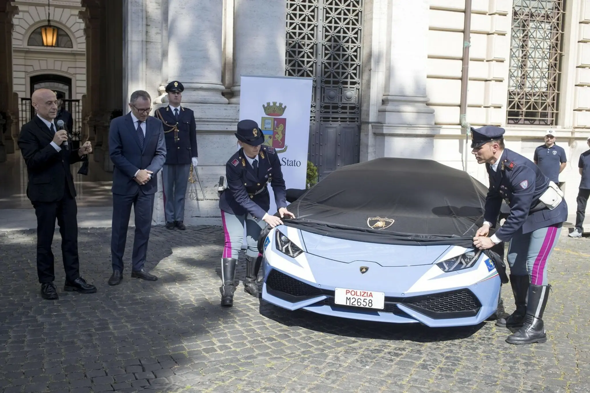 Policajti odhaľujú nový prírastok do vozového parku.