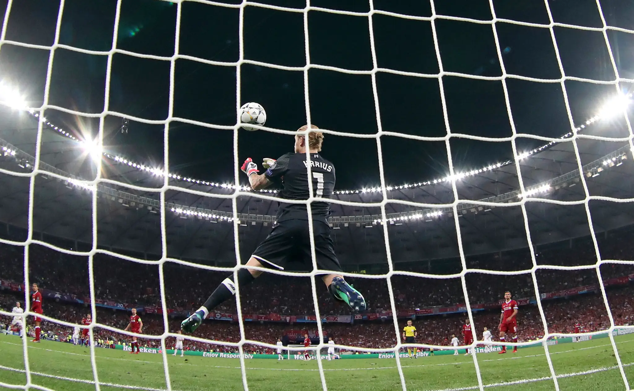 Brankár Liverpoolu Loris Karius púšťa cez rukavice strelu hráča Realu Garetha Balea z tridsiatich metrov vo finále Ligy majstrov
