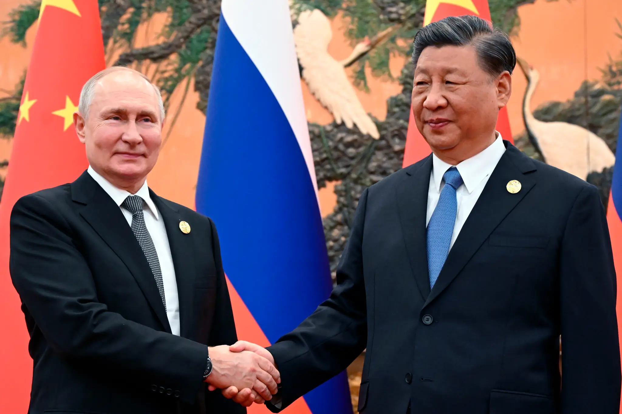 Na snímke zľava ruský prezident Vladimir Putin a čínsky prezident Si Ťin-pching pózujú počas stretnutia v Pekingu.