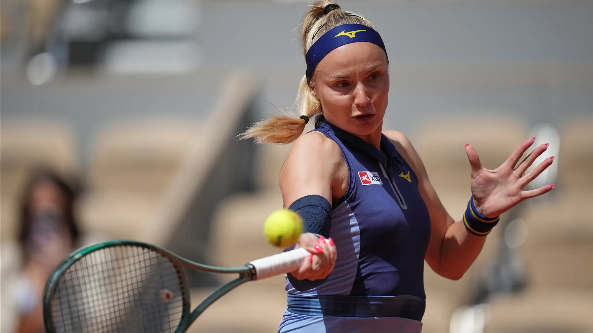 Slovenská tenistka Rebecca Šramková odvracia úder Igy Swiatekovej z Poľska. (cropped)