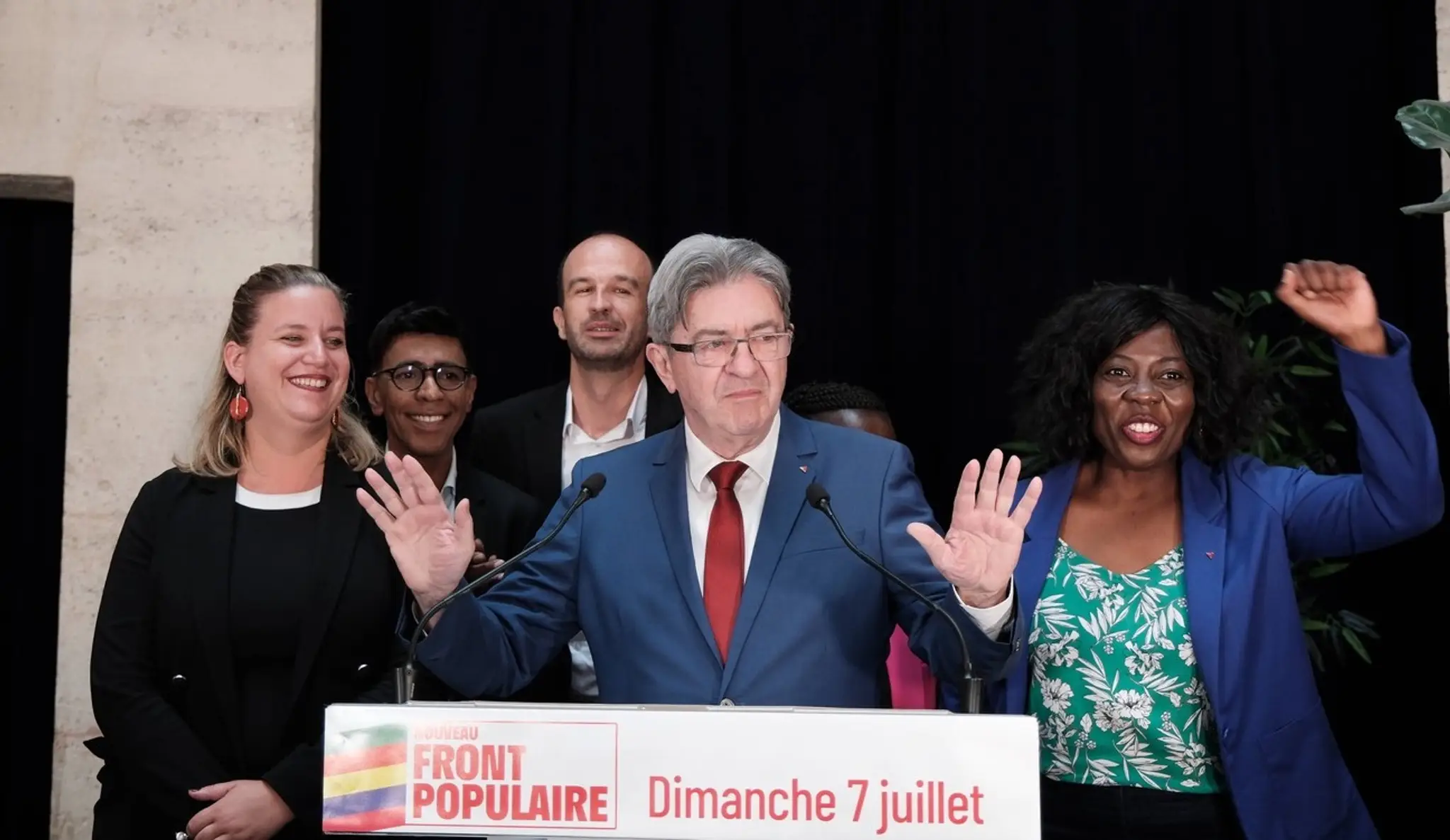 Zakladateľ ľavicovej strany La France Insoumise (LFI)Jean-Luc Melenchon reční počas volebnej noci. 