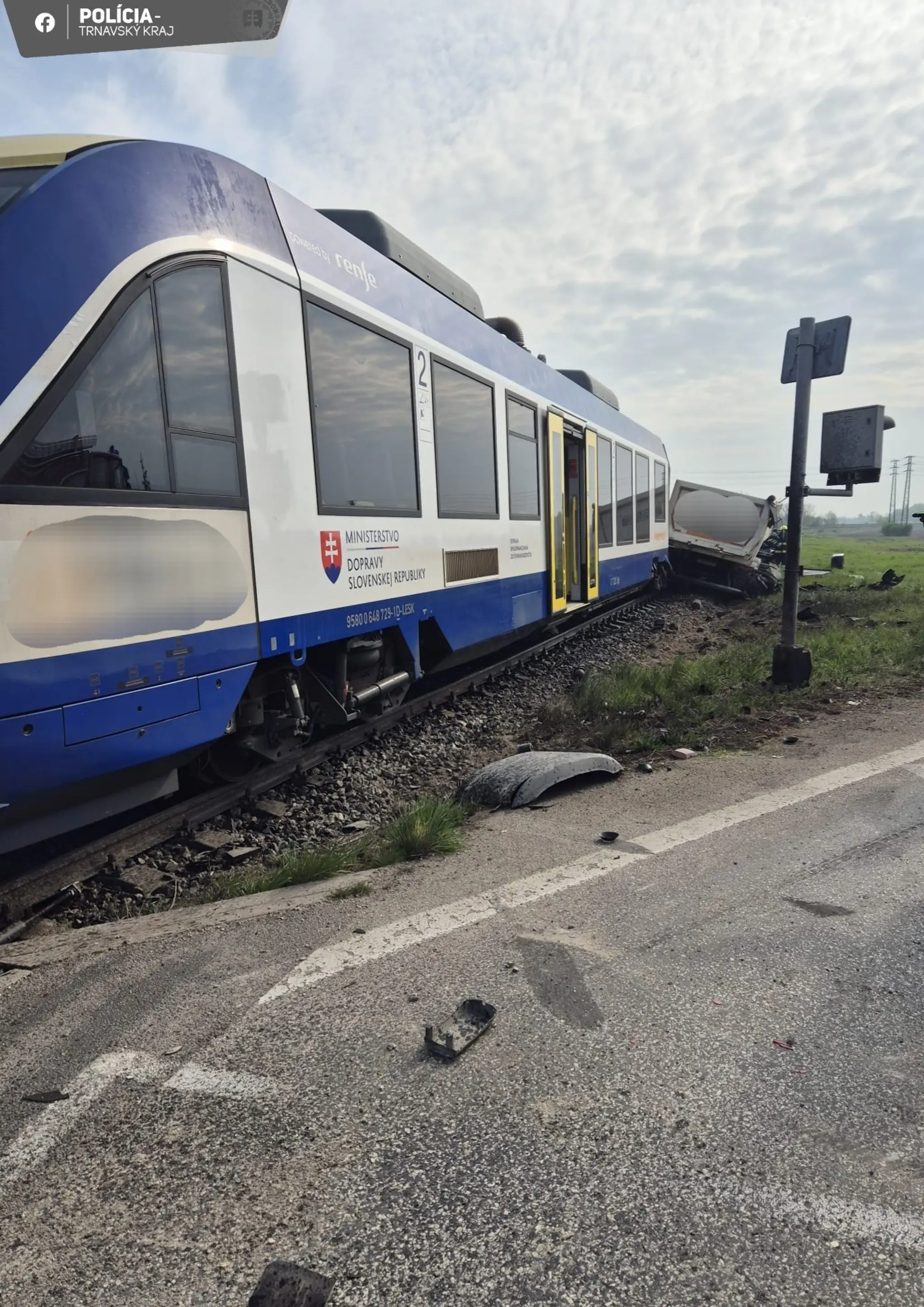 Na železničnom priecestí vrazil vlak do nákladiaku