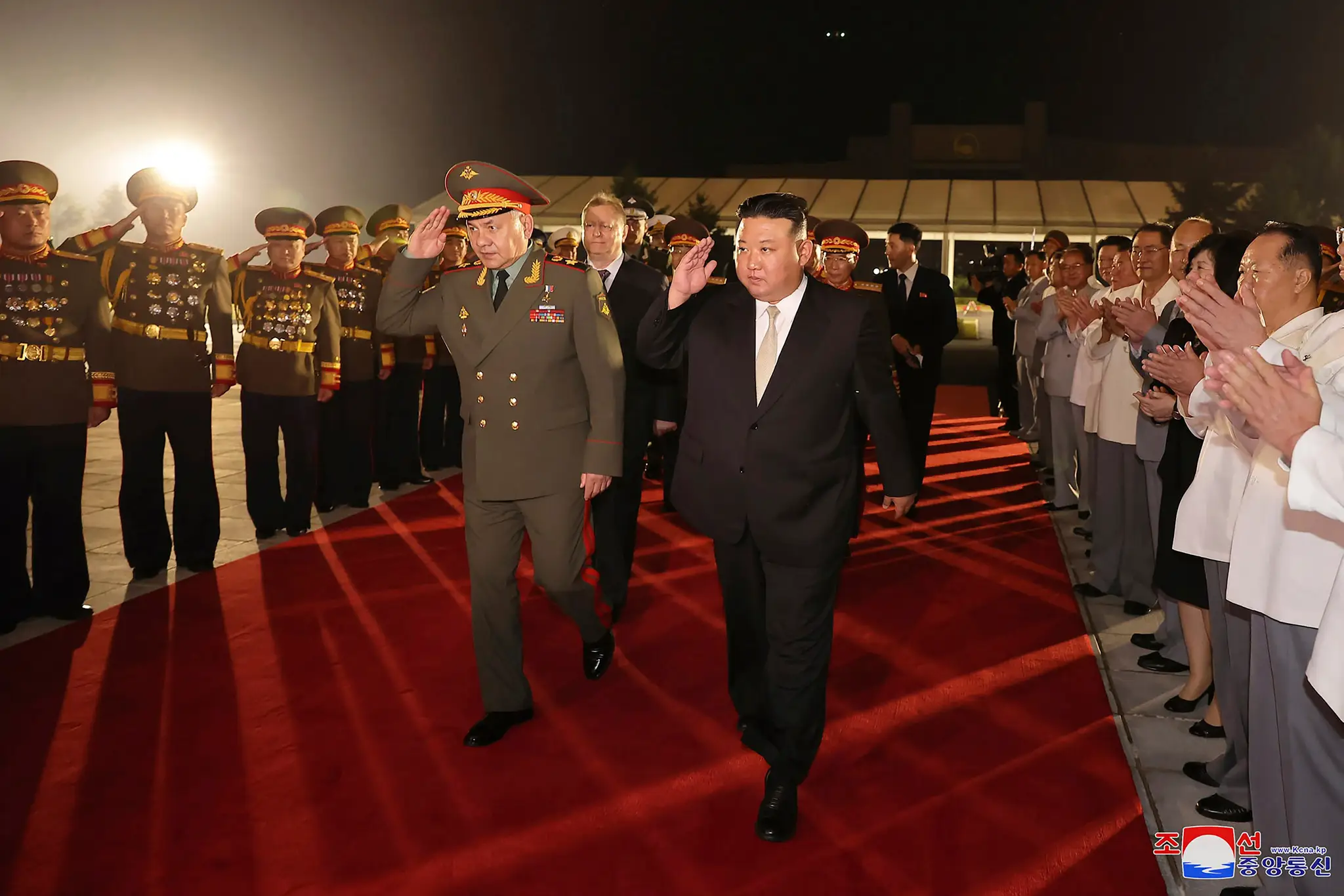 Na snímke líder KĽDR Kim Čong-un a ruský minister obrany Sergej Šojgu.