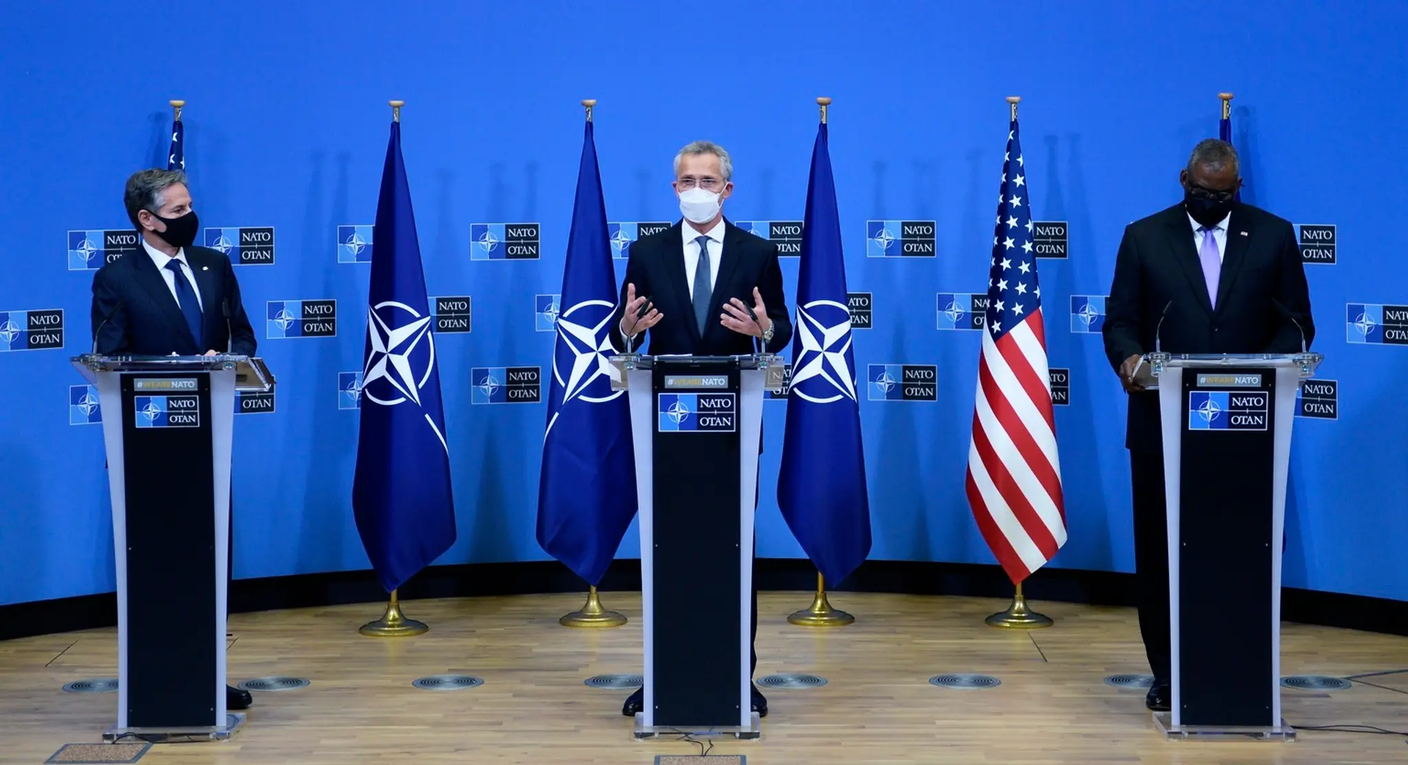 Americký minister zahraničných vecí Antony Blinken, generálny tajomník NATO Jens Stoltenberg a minister obrany USA Lloyd Austin.