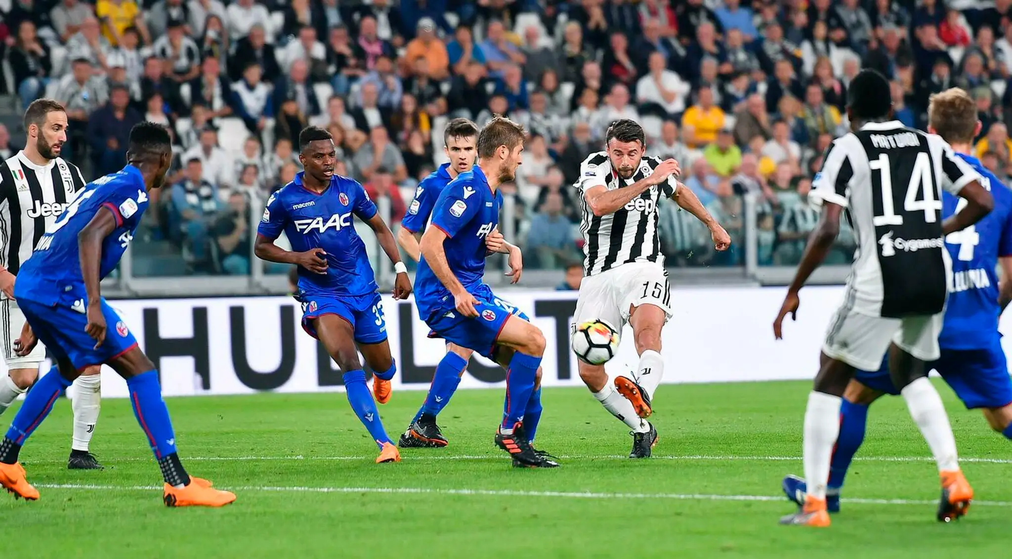Andre Barzagli (Juventus) striela v zápase s Bolognou.