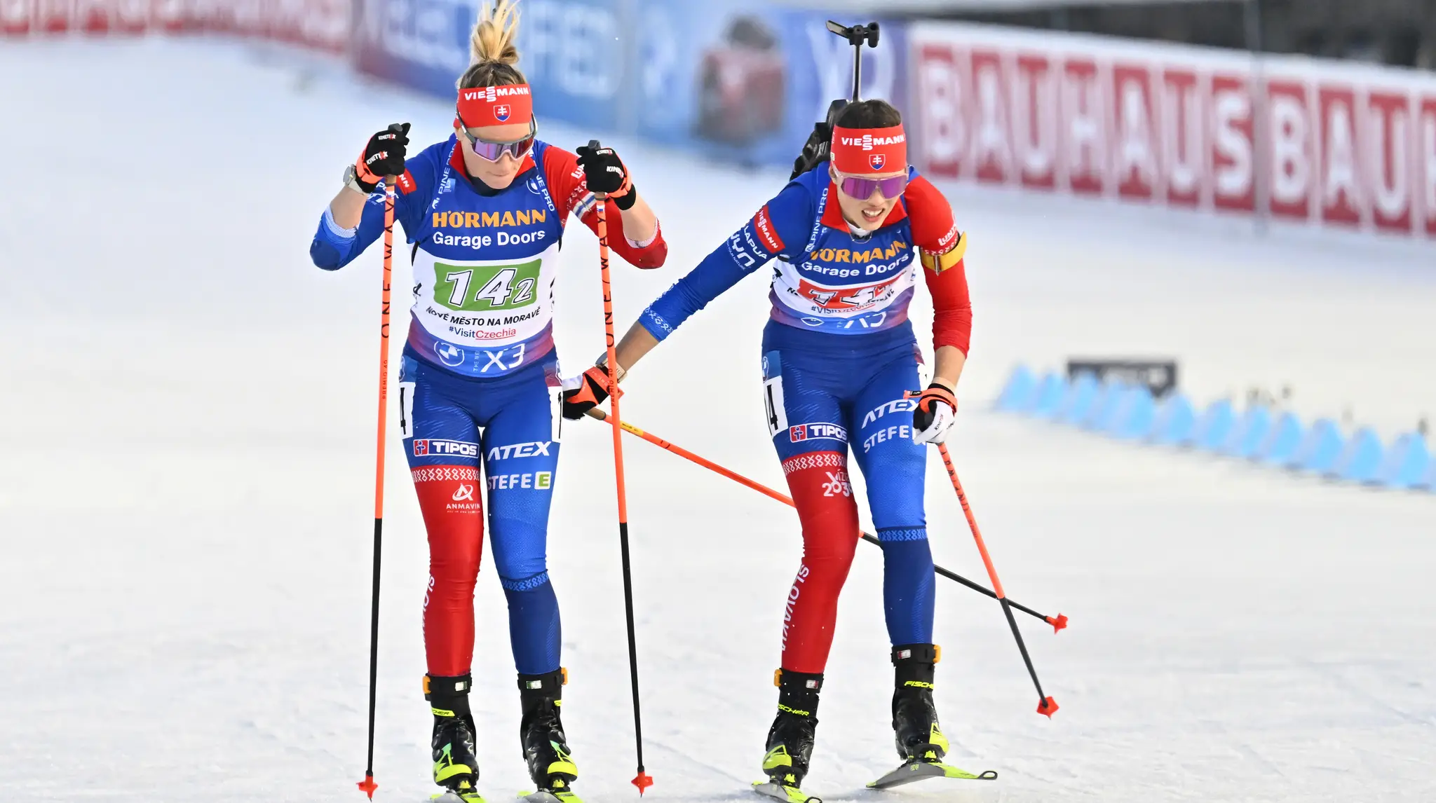 Na snímke slovenská biatlonistka Paulína Bátovská Fialková (vľavo), ktorej odovzdáva štafetu Ema Kapustová
