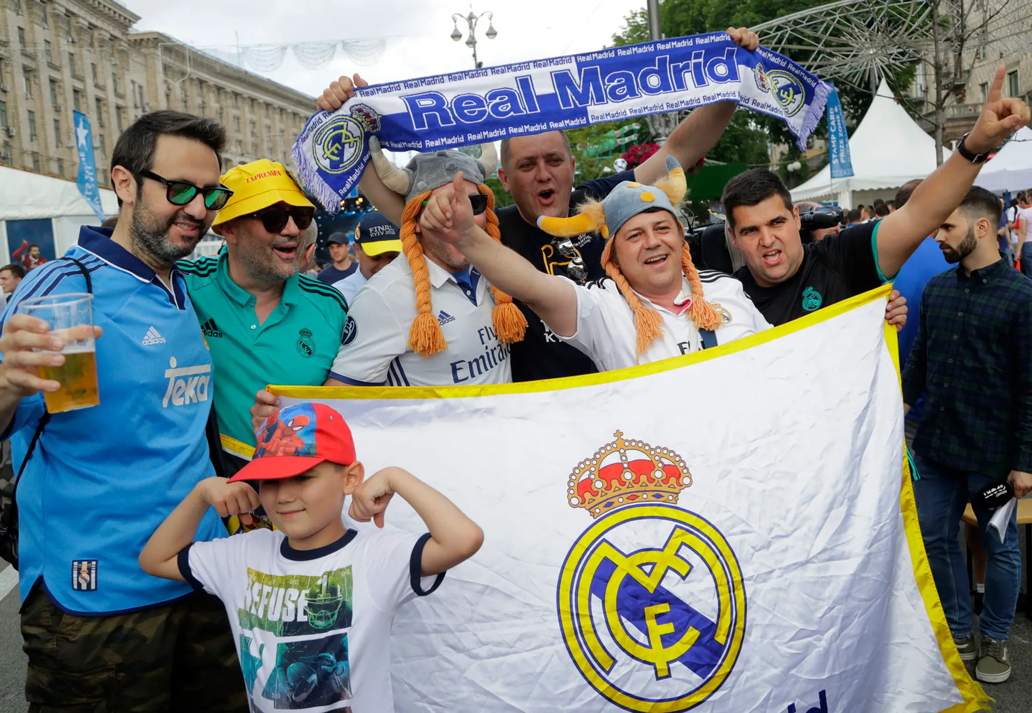 Fanúšikovia Realu Madrid sa zhromažďujú vo fan-zóne na ulici v Kyjeve