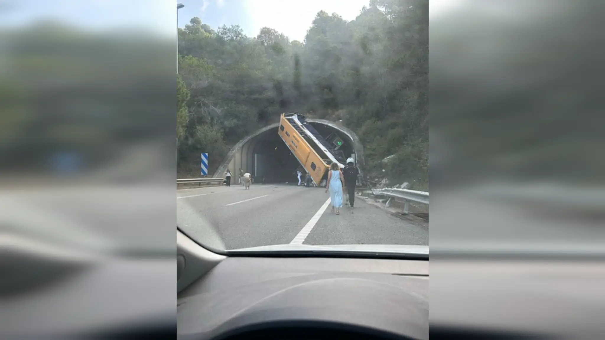 Autobus po prevrátení.