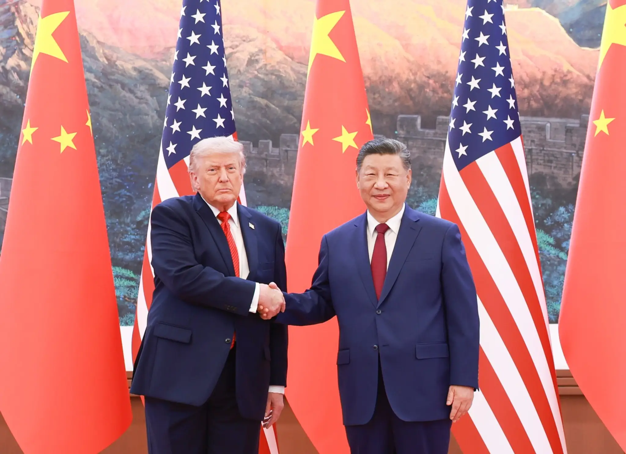 Americký prezident Donald Trump (vpravo) a čínsky prezident Si Ťin-pching počas uvítacieho ceremoniálu v Pekingu.