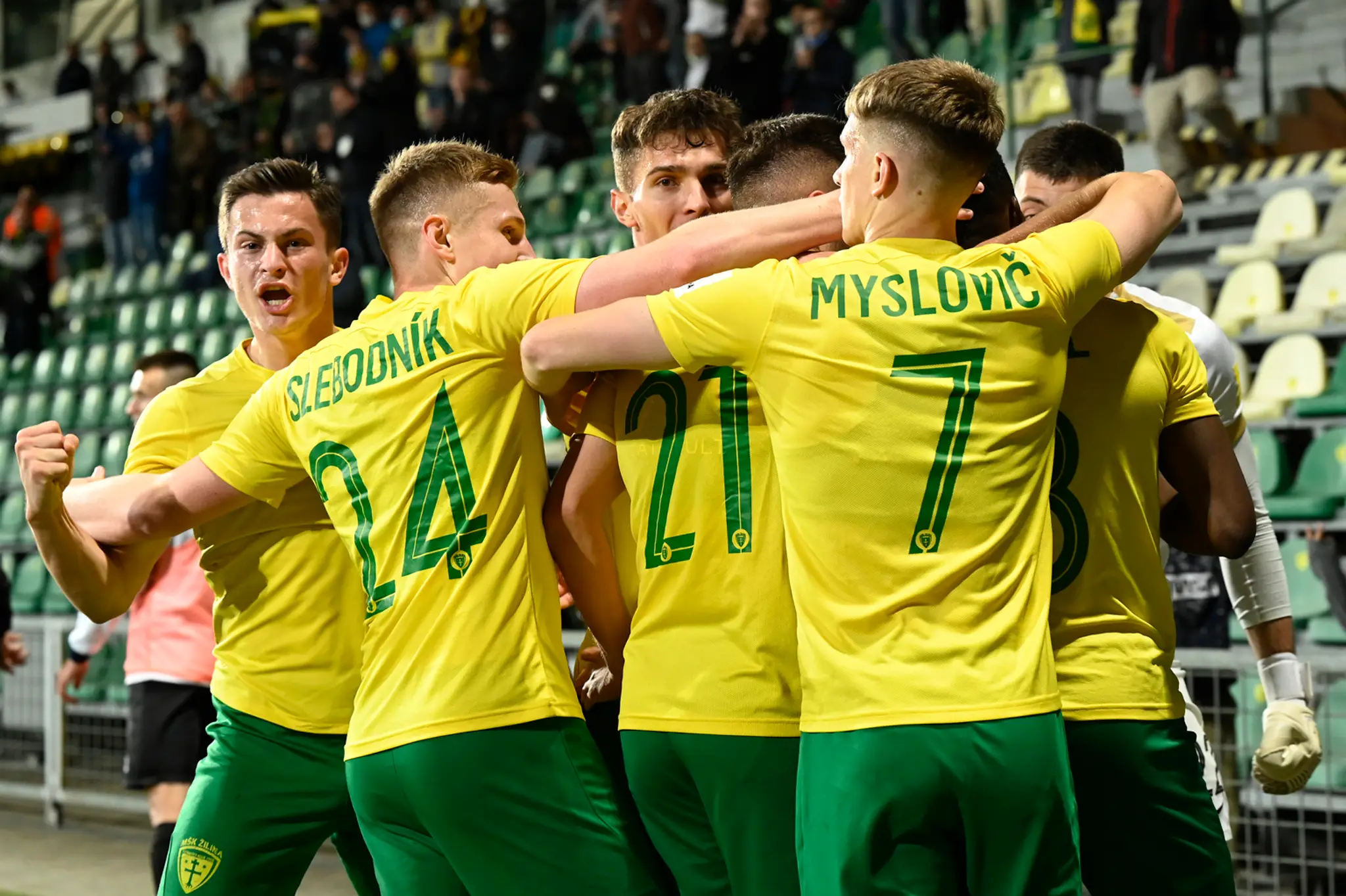 Smutní hráči Slovenska po prehre 3:7 v zápase s Českom na MS 2021.