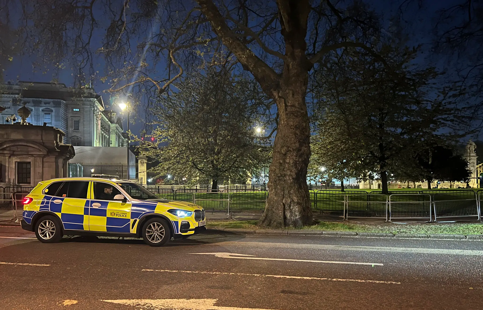 Policajné auto sa nachádza pred Buckinghamským palácom v Londýne.