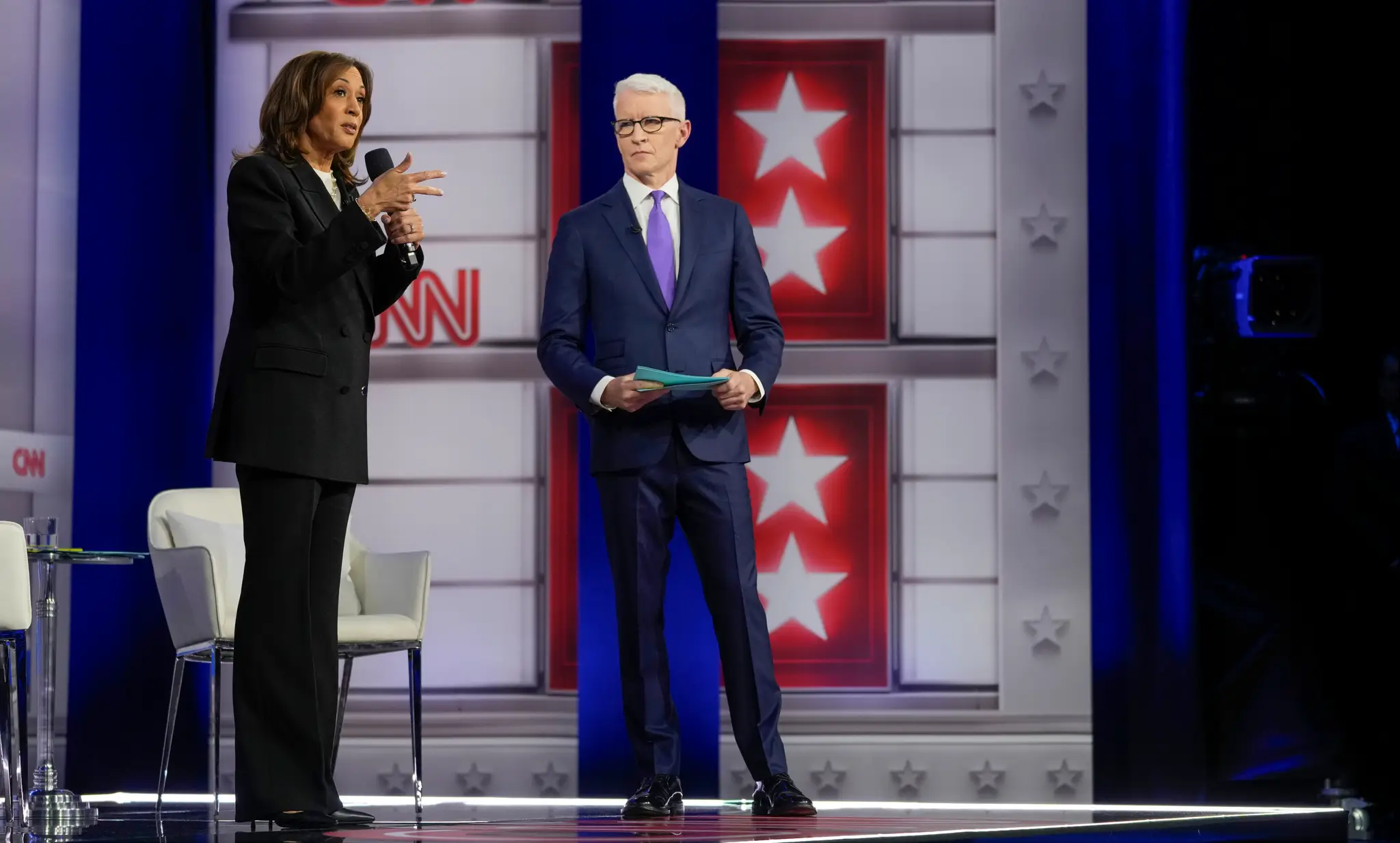 Demokratická prezidentská kandidátka a americká viceprezidentka Kamala Harrisová a moderátor Anderson Cooper počas predvolebného fóra v spravodajskej televízii CNN.
