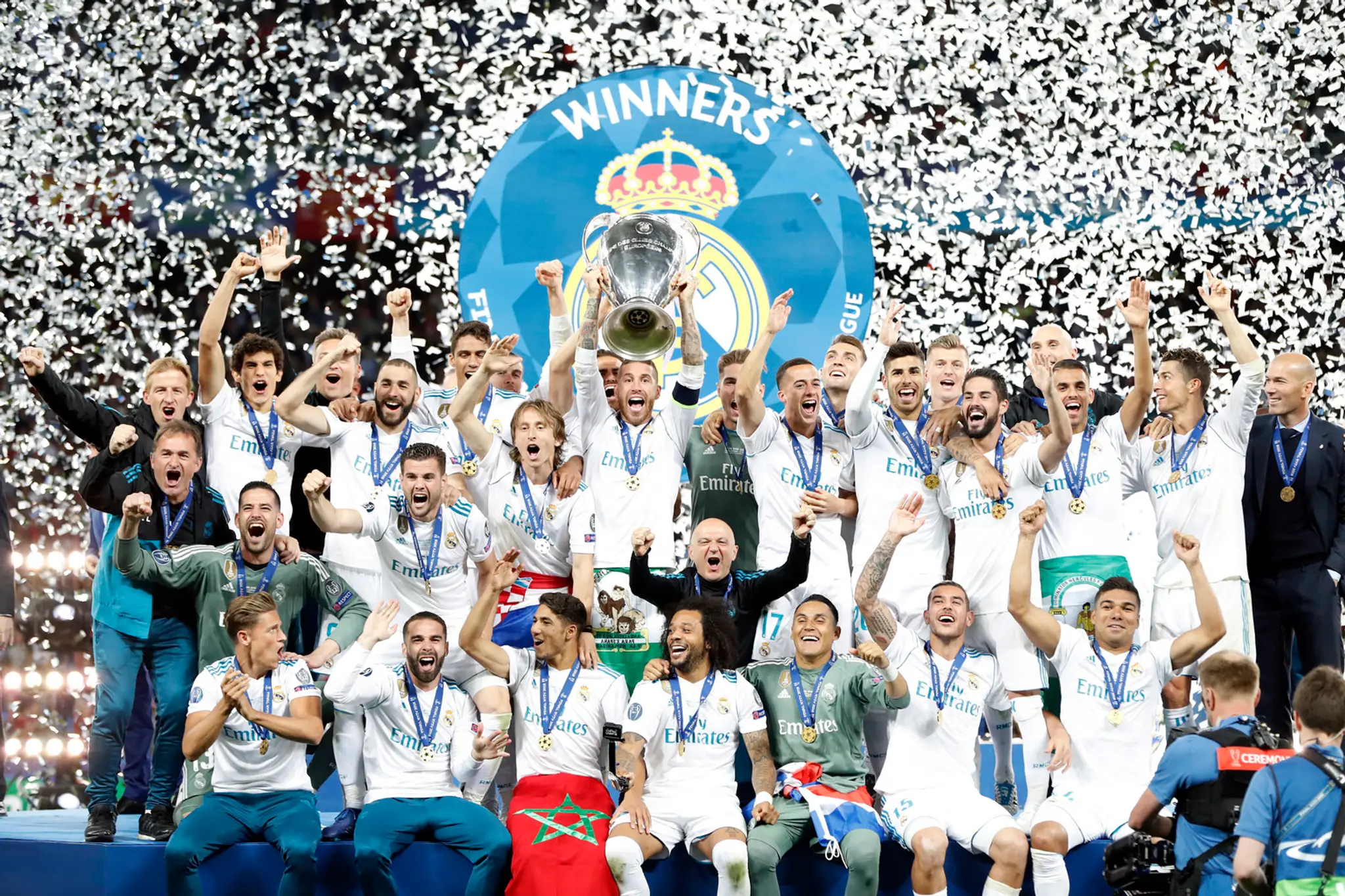 Sergio Ramos zdvíha trofej nad spoluhráčmi z Realu.