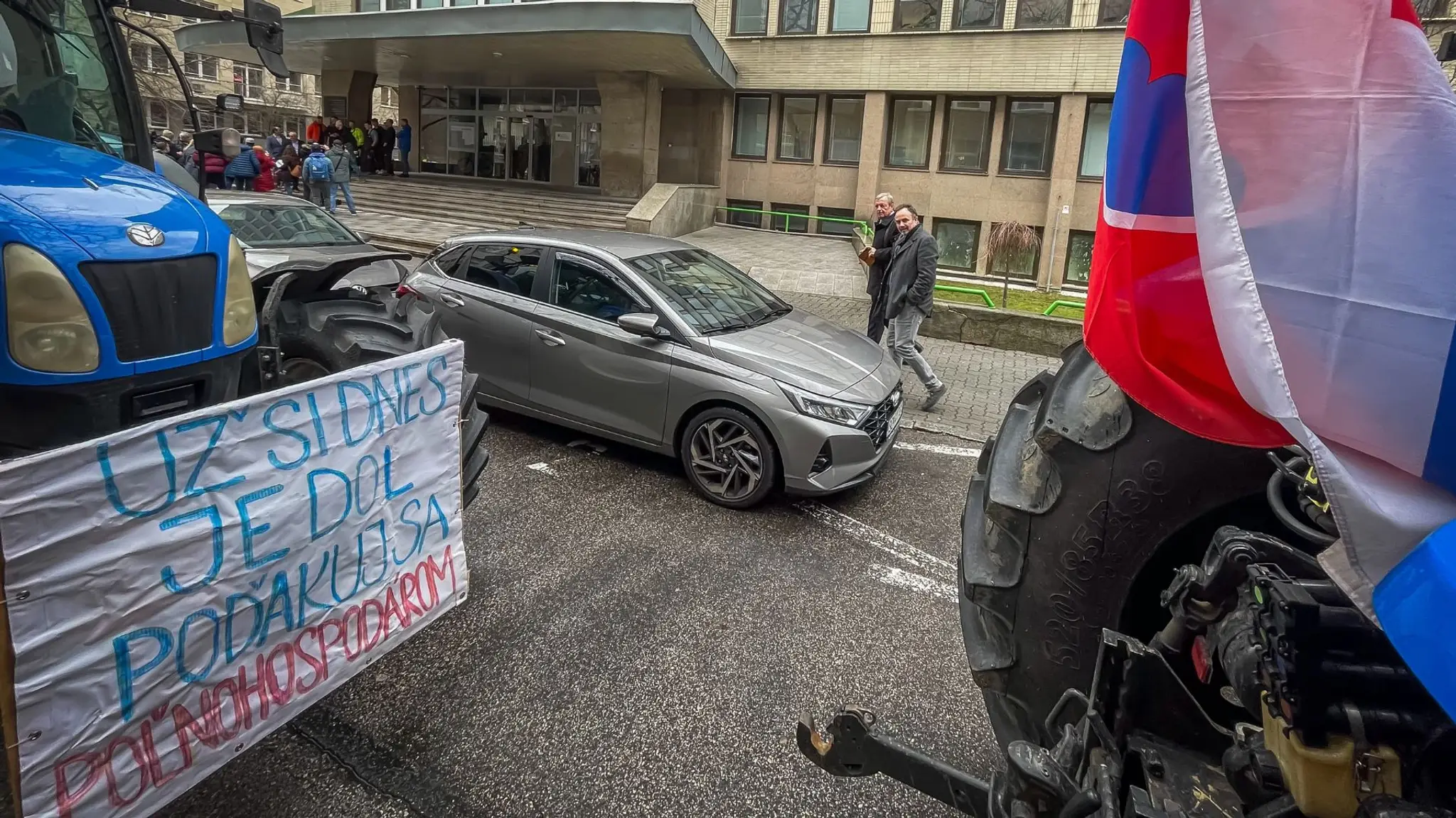 Slovenskí poľnohospodári protestujú.
