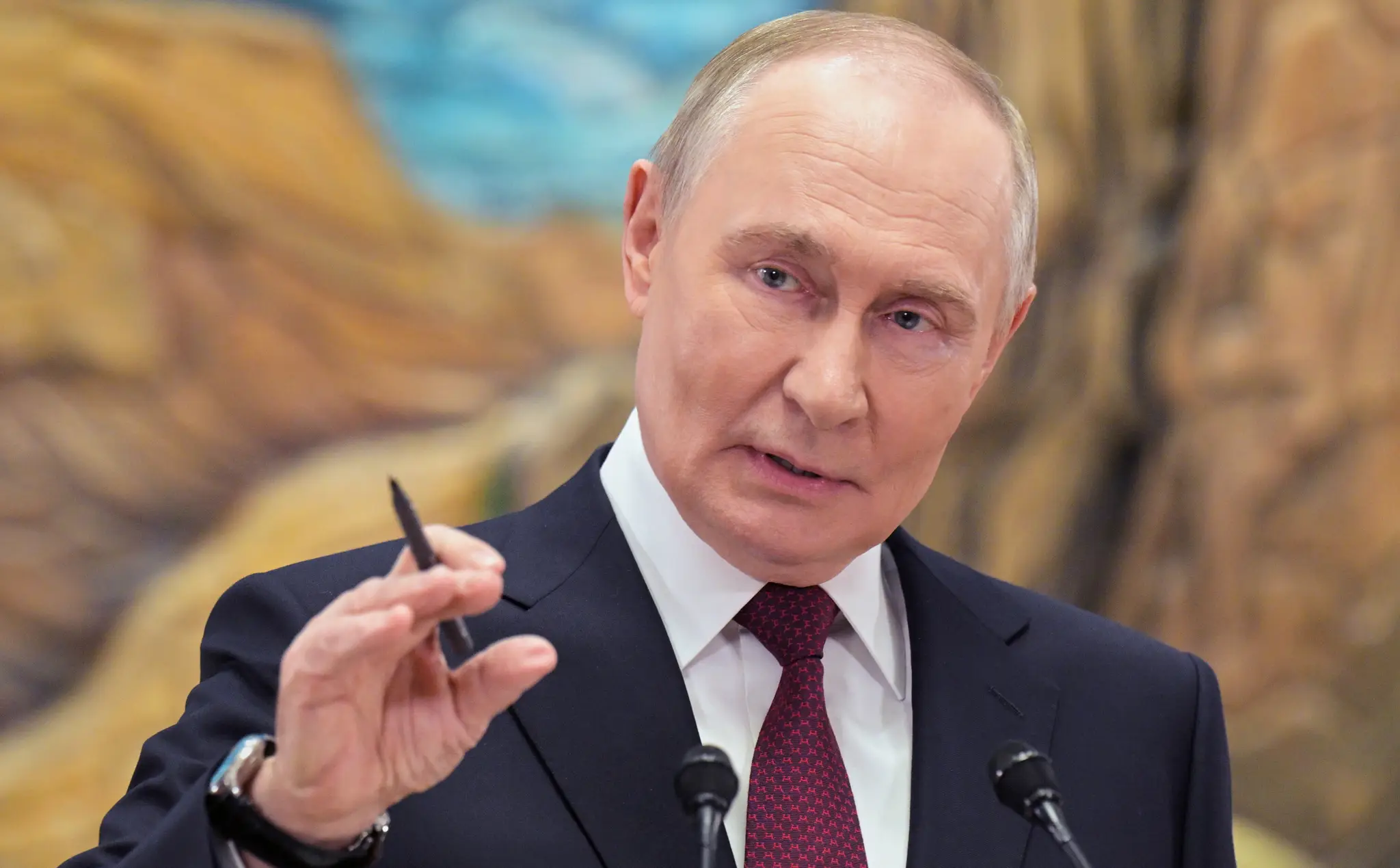 Ruský prezident Vladimir Putin gestikuluje počas brífingu po skončení summitu Organizácie Zmluvy o kolektívnej bezpečnosti.