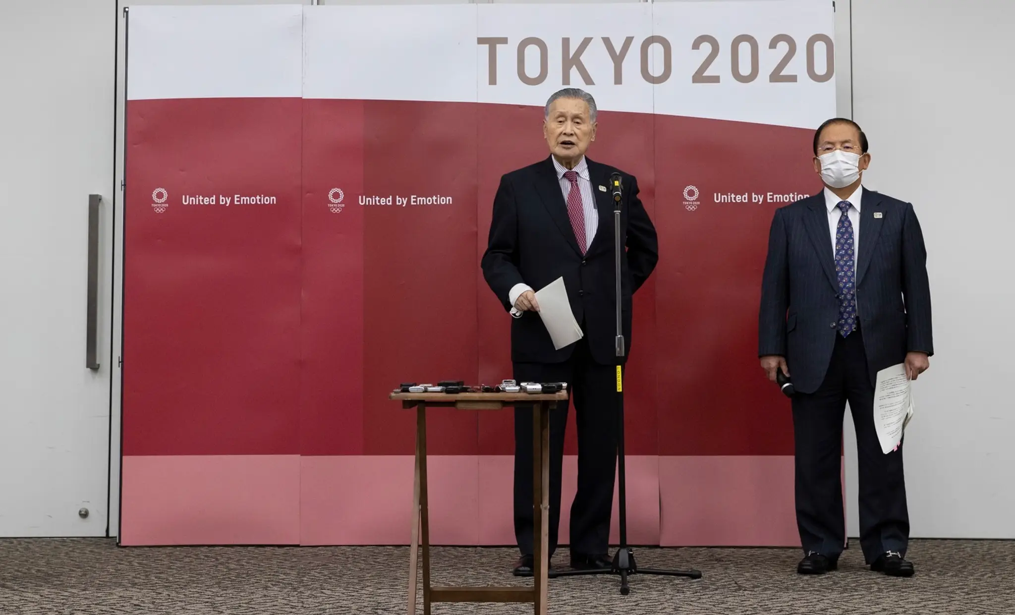 Prezident organizačného výboru OH Tokio 2020 Joširo Mori (vľavo) a výkonný riaditeľ Toširo Muto.