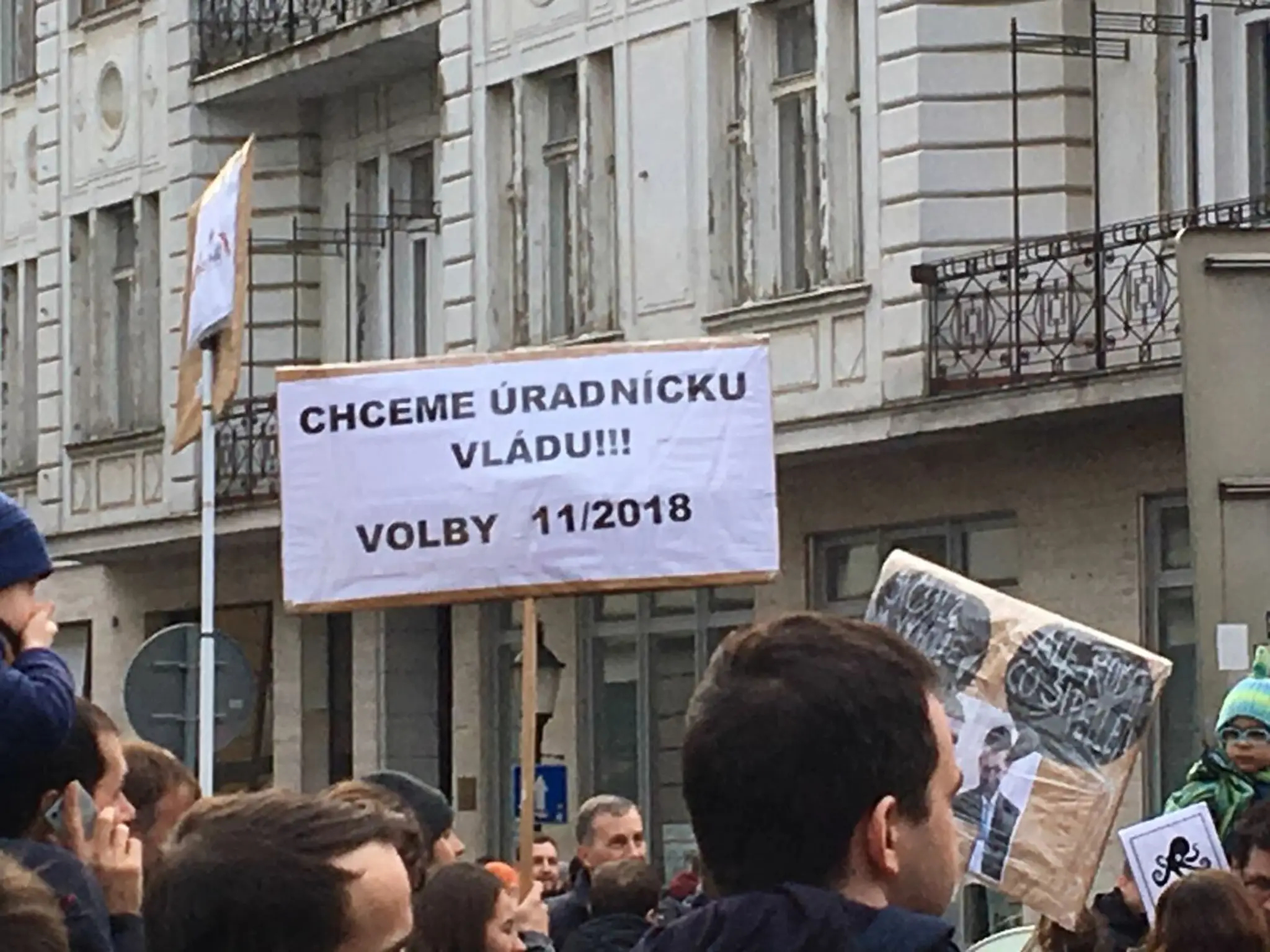 Na bratislavský protets si ľudia doniesli tematické transparenty. 