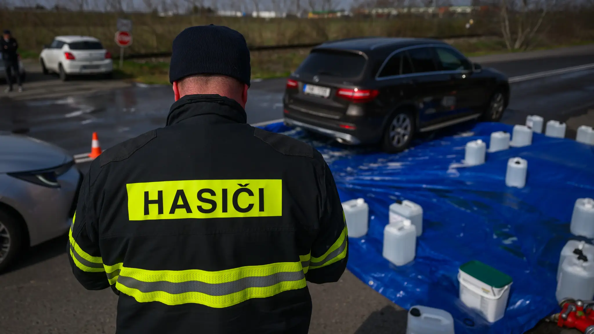 Policajti pre slintačku a krívačku zastavujú vozidlá na hraničných priechodoch