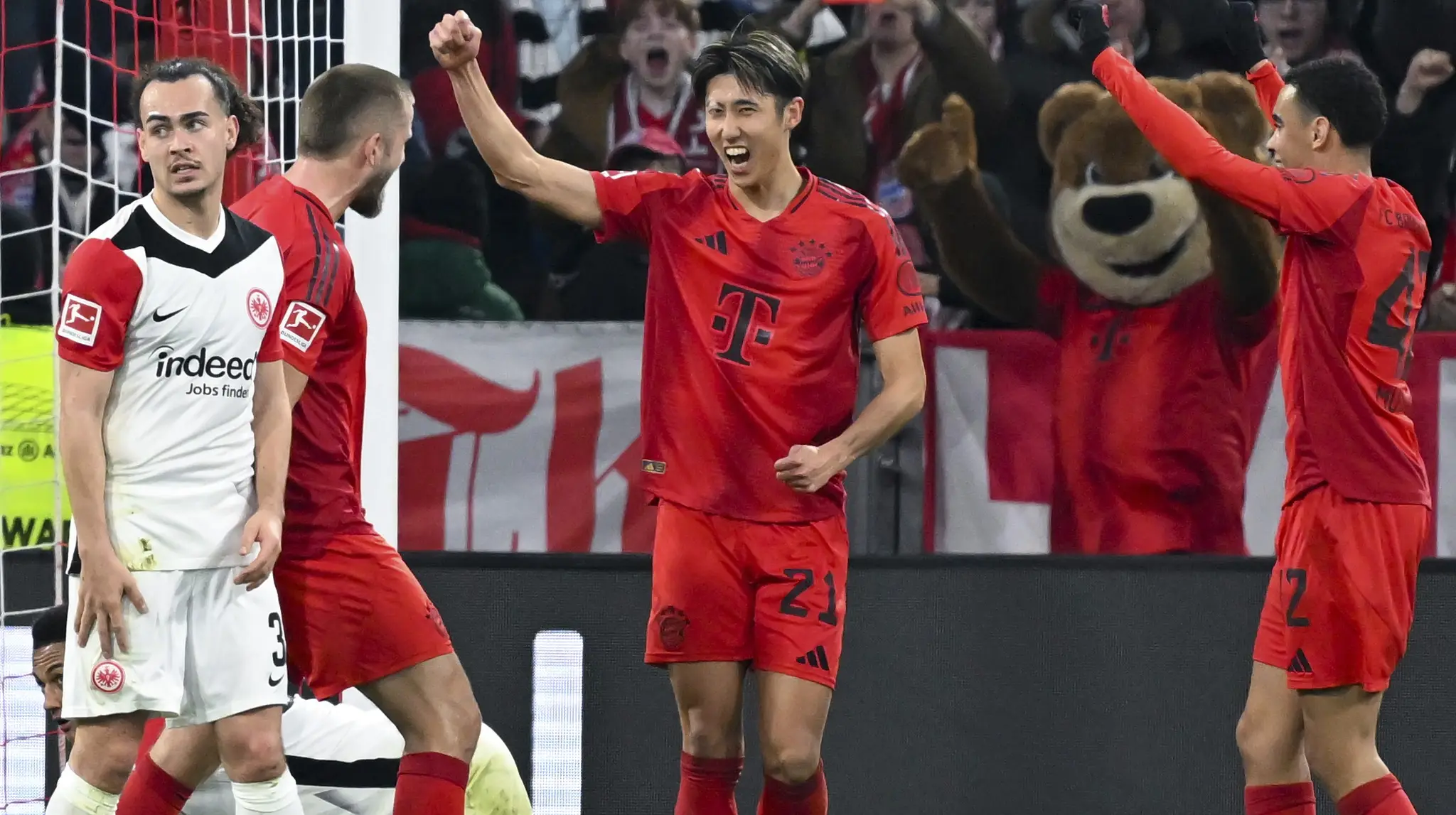 Hiraki Ito (uprostred) si v Bayerne otvoril strelecký účet.
