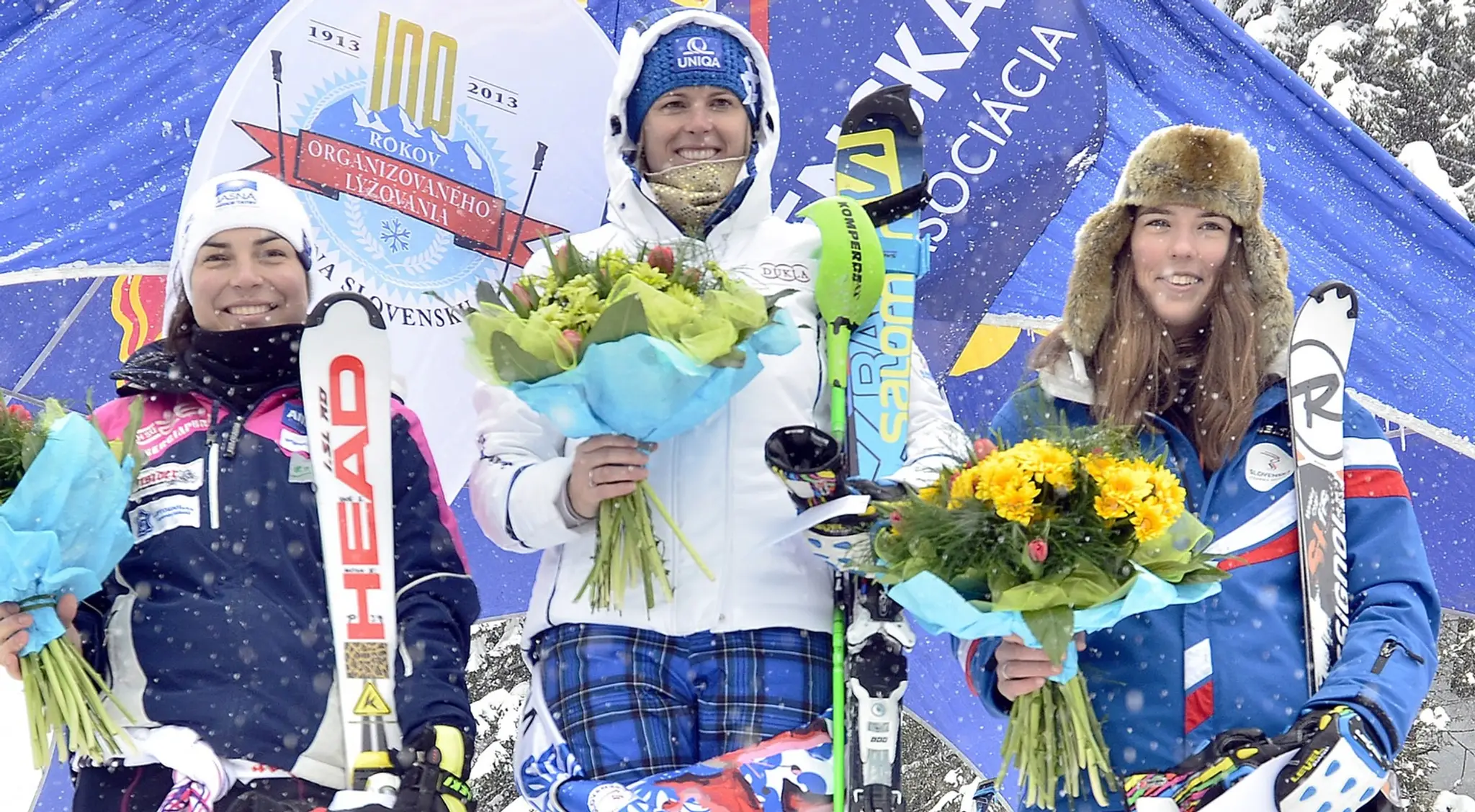 Slovenské lyžiarky Veronika Velez-Zuzulová a Petra Vlhová s českou reprezentantkou Martinou Dubovskou.