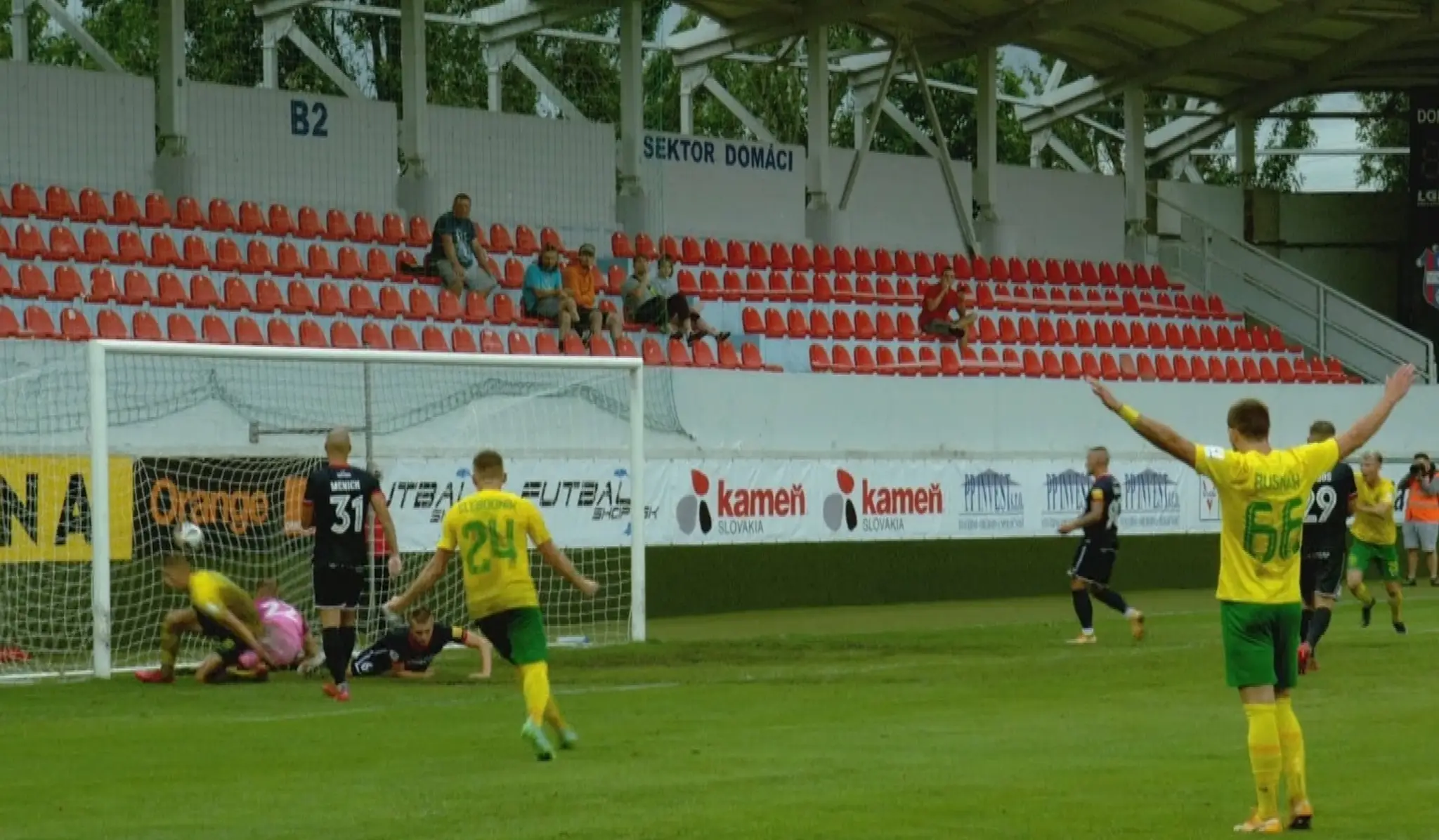 Radosť hráčov Žiliny po góle v Zlatých Moravciach.