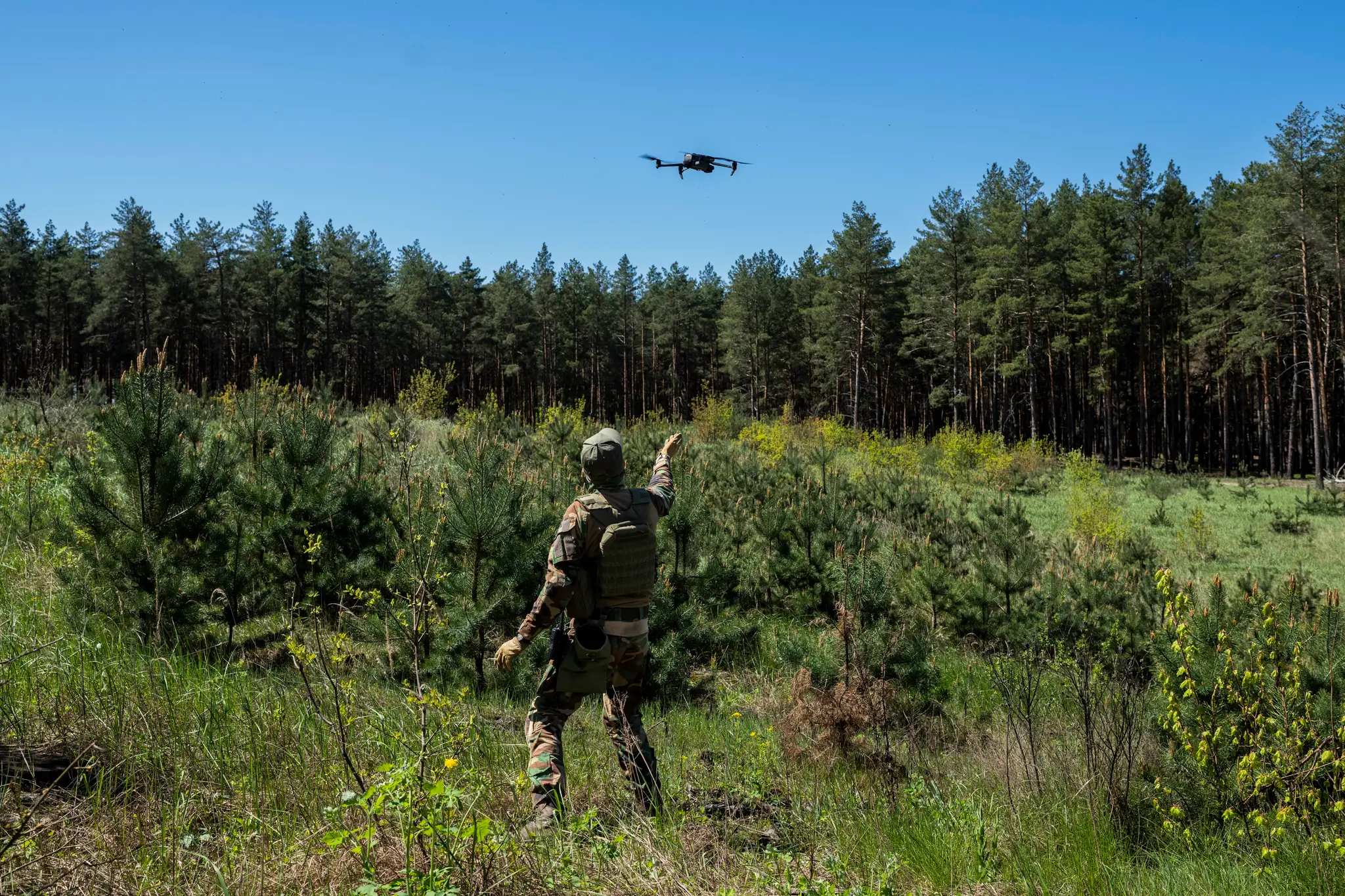 Vojak ukrajinskej pohraničnej stráže chytá dron.