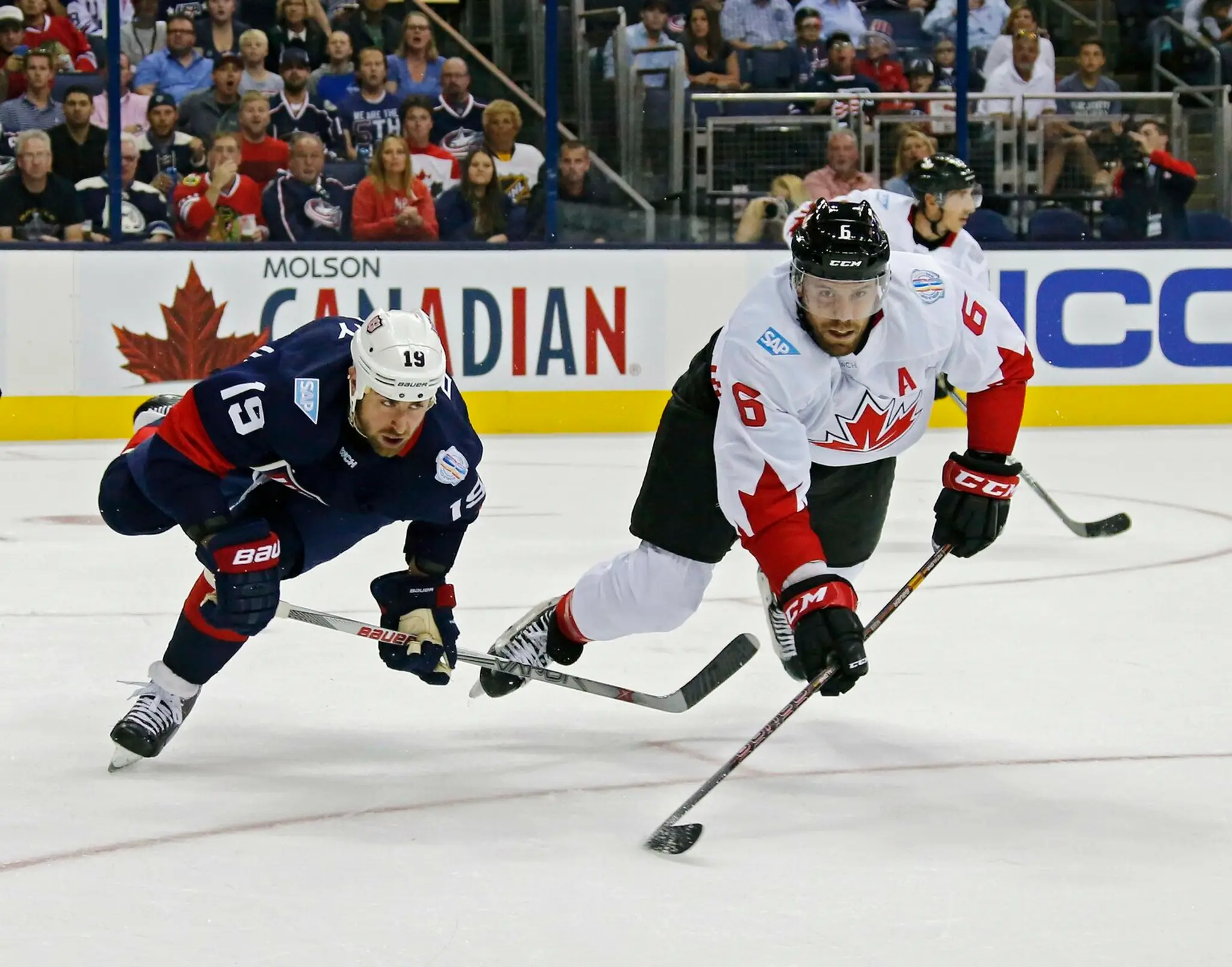 Američan Brandon Dubinsky a Kanaďan Drew Doughty v súboji o puk.
