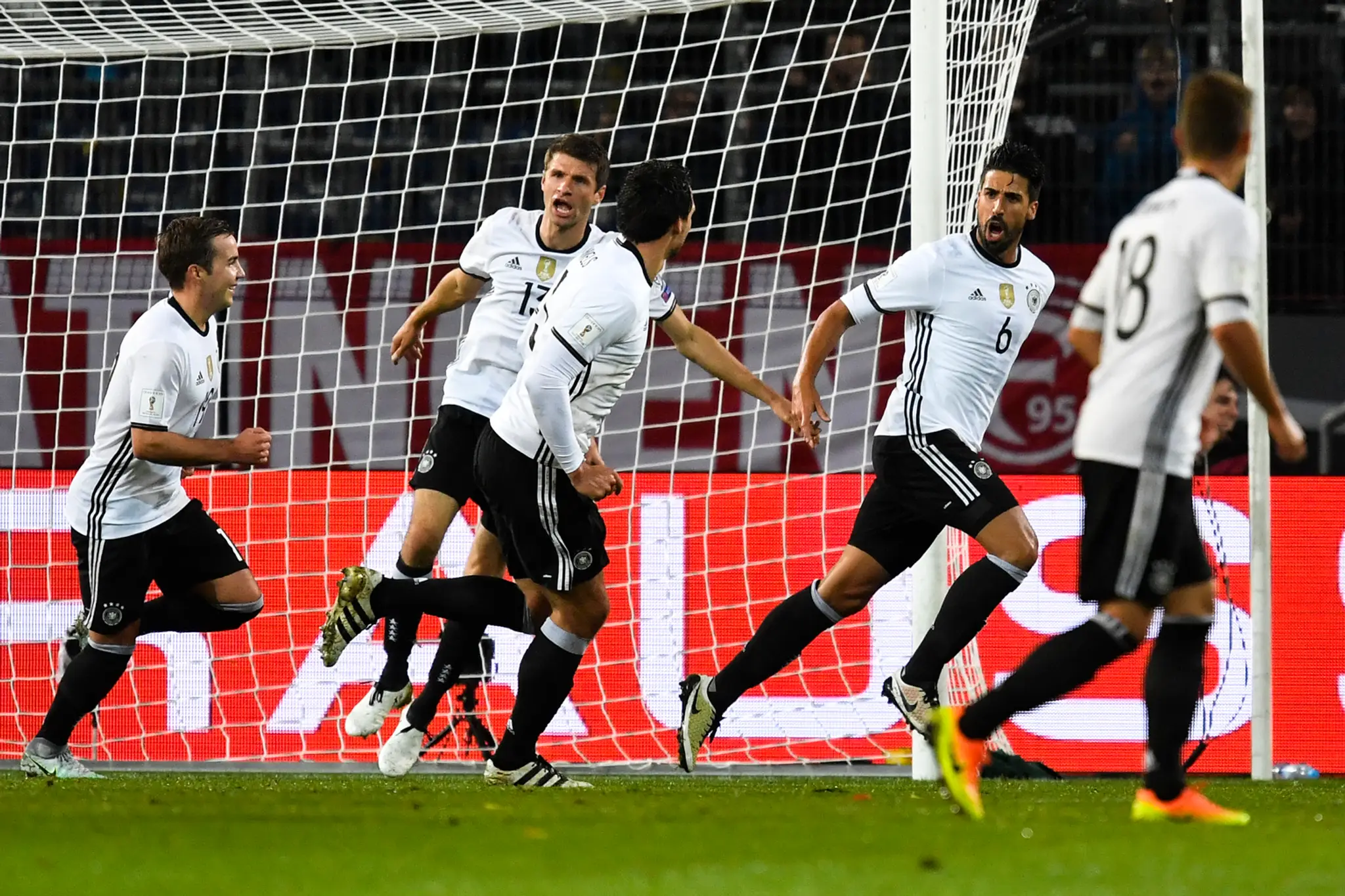 Nemec Sami Khedira (druhý sprava) oslavuje gól proti Severnému Írsku v kvalifikácii MS 2018.