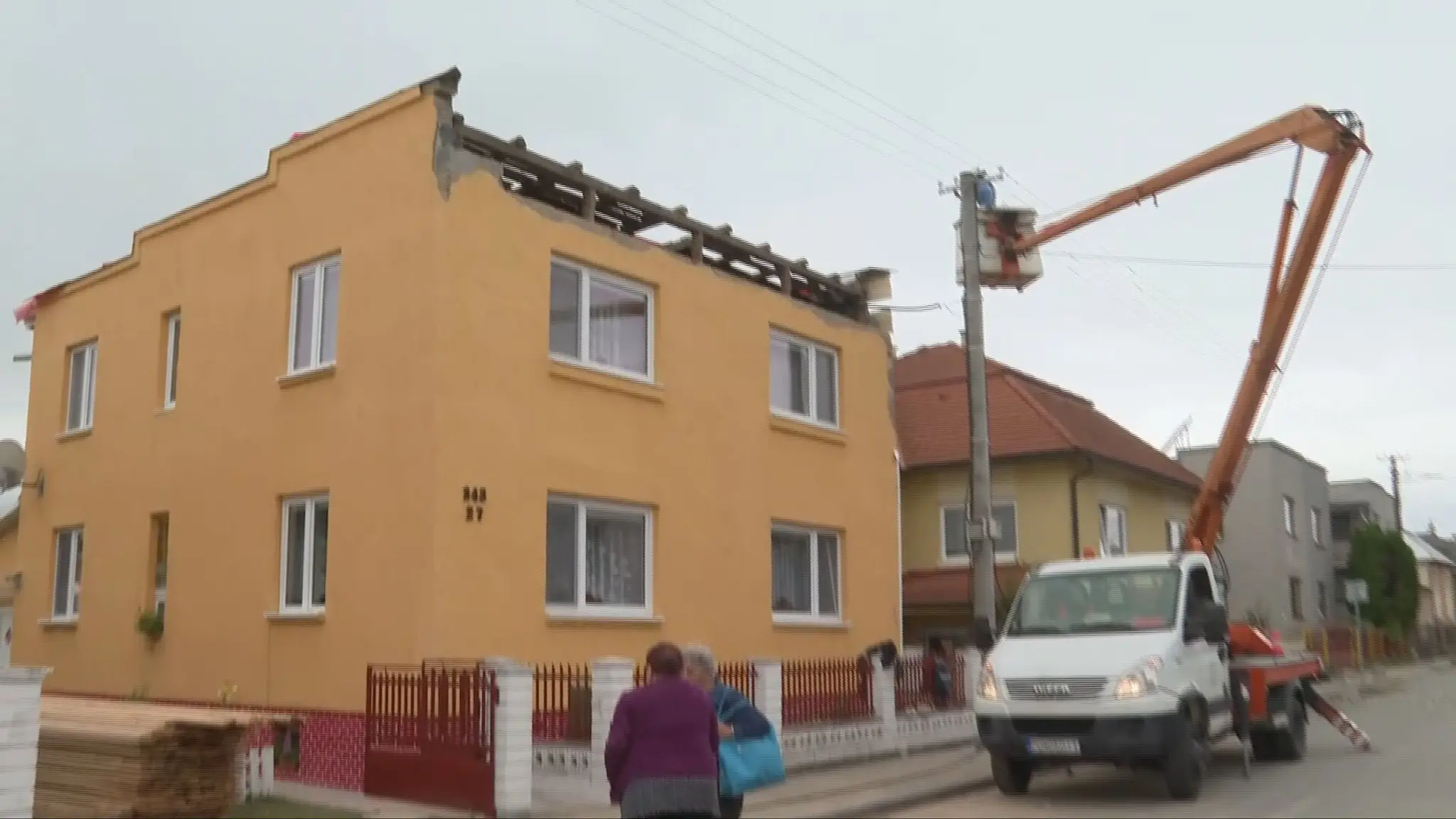 Niektoré domácnosti na východe sú po búrke stále bez elektriny