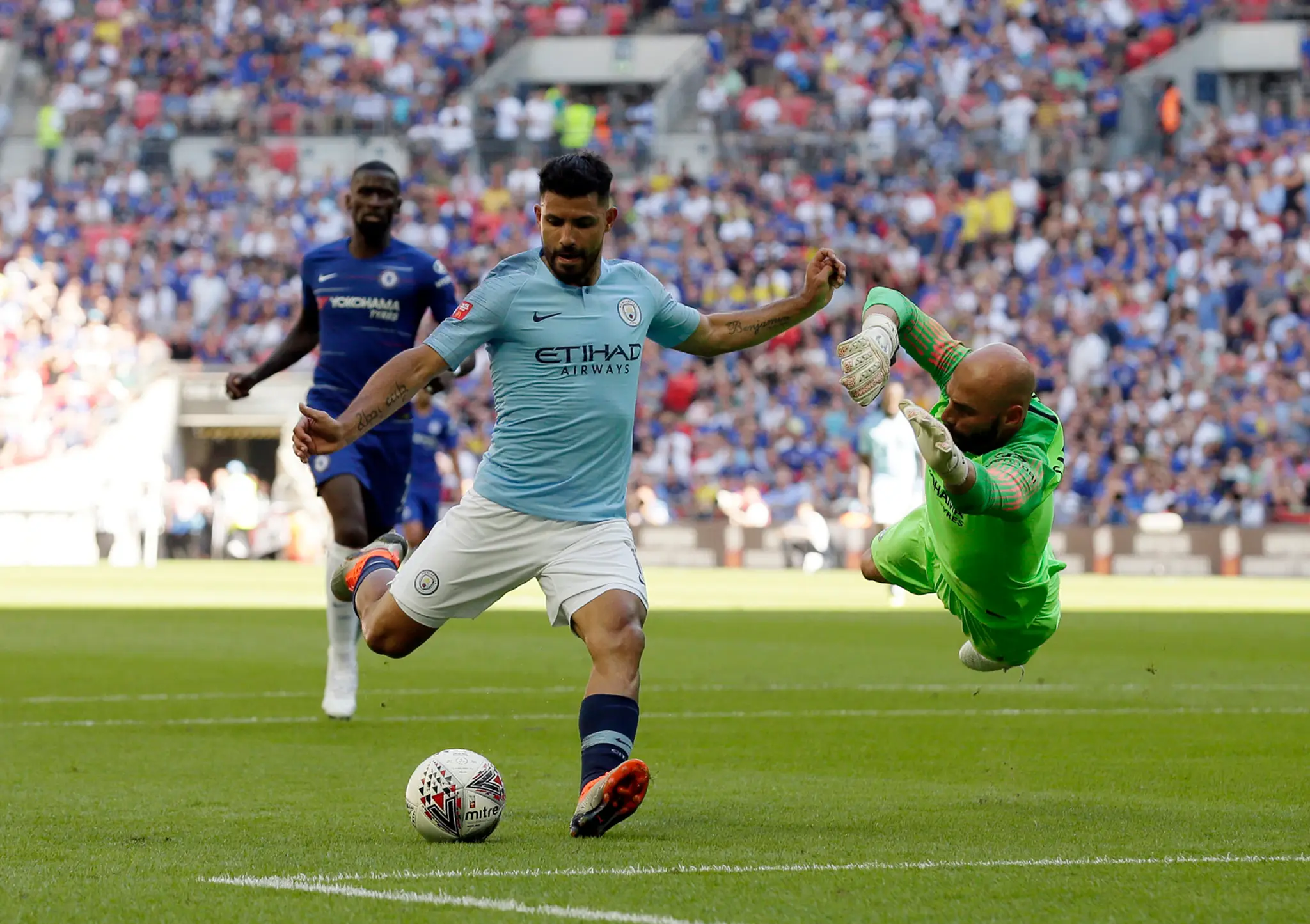 Sergio Agüero strieľa druhý gól v zápase.